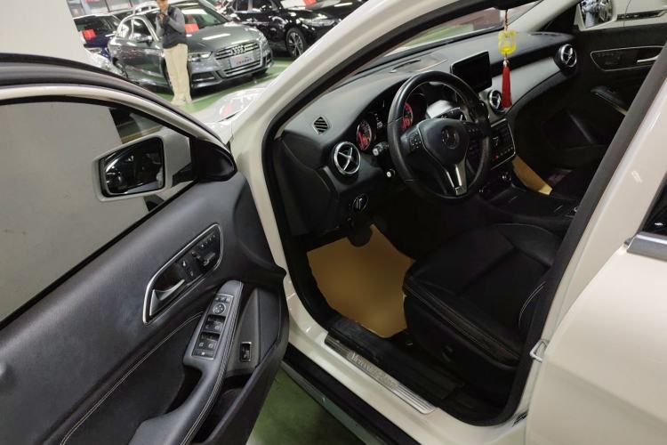 Used Mercedes-Benz GLA 2015 GLA 220 4MATIC Luxury Model
