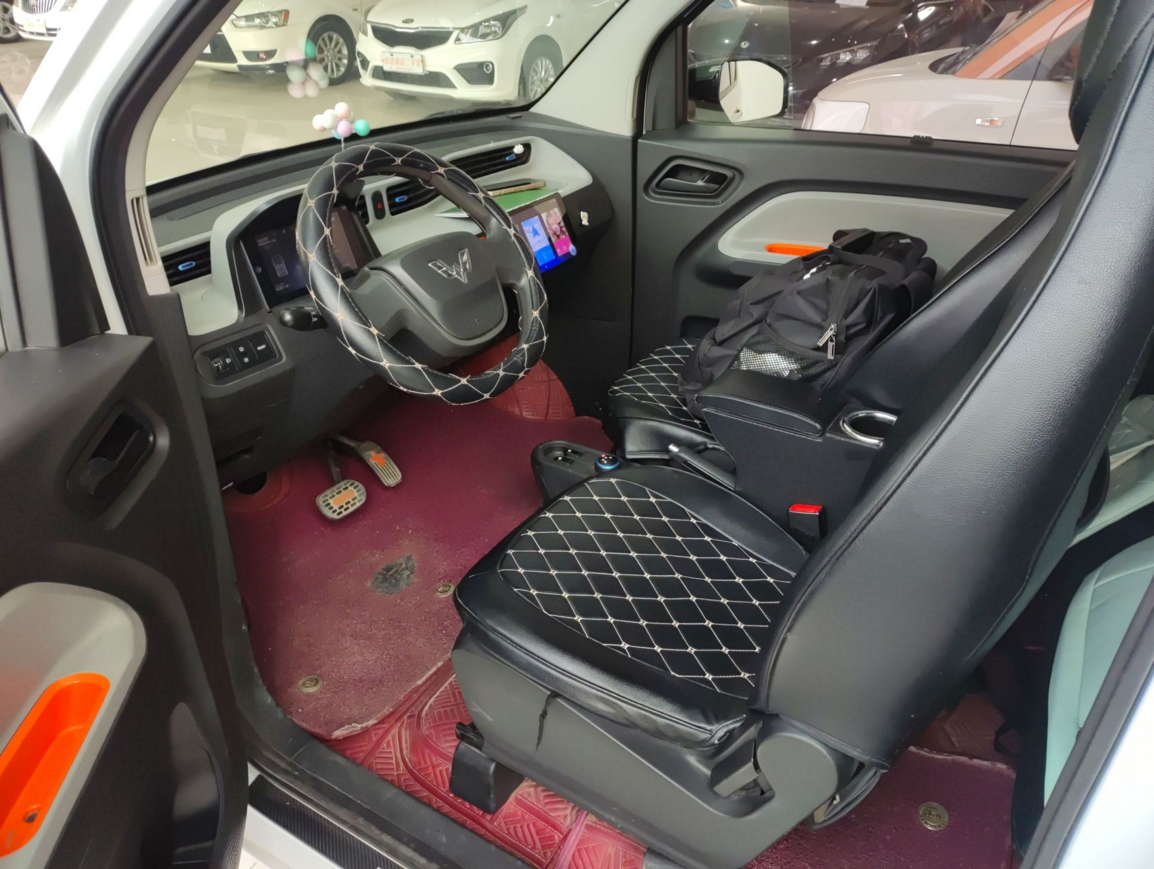 المقاعد الأمامية داخل السيارة