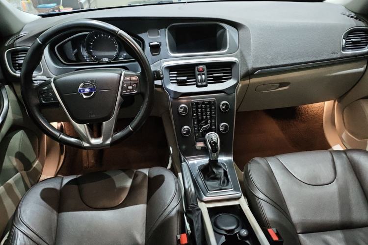 Used Volvo V40 2016 T3 Zhiyi Edition
