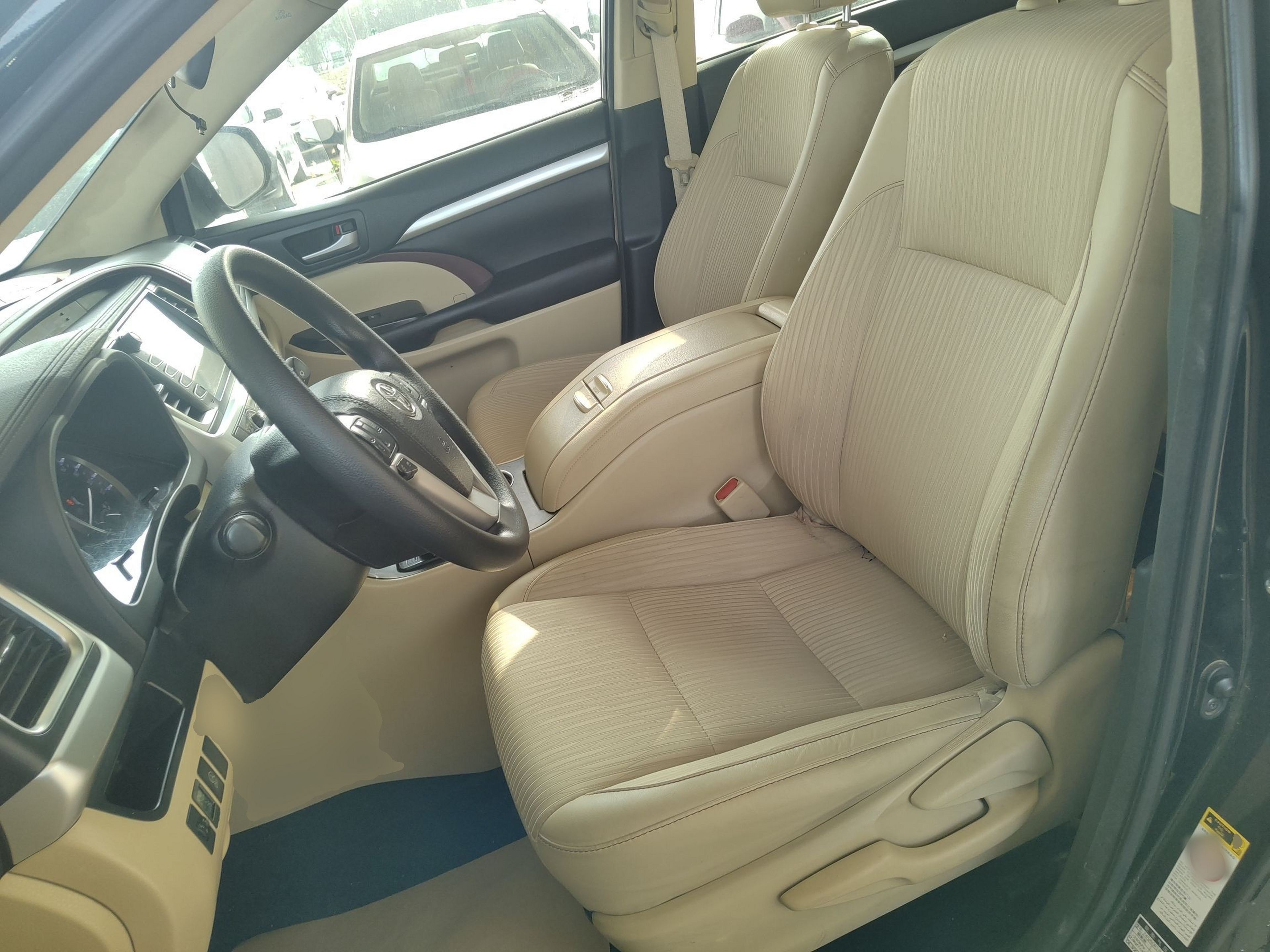 المقاعد الأمامية داخل السيارة