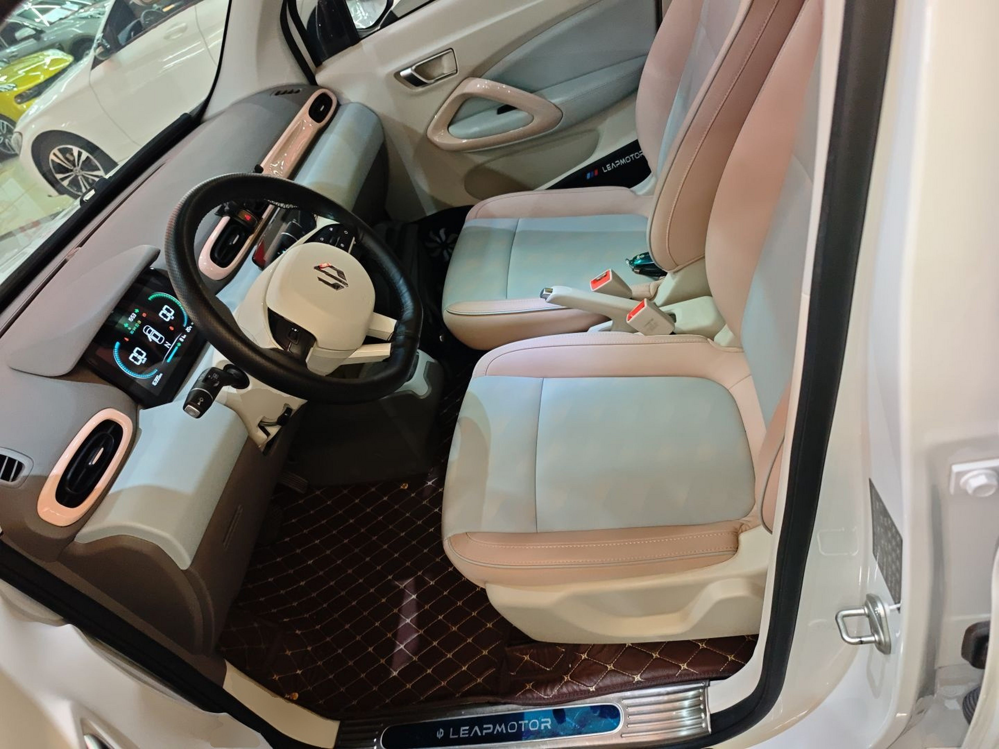 Переднее сиденье в автомобиле