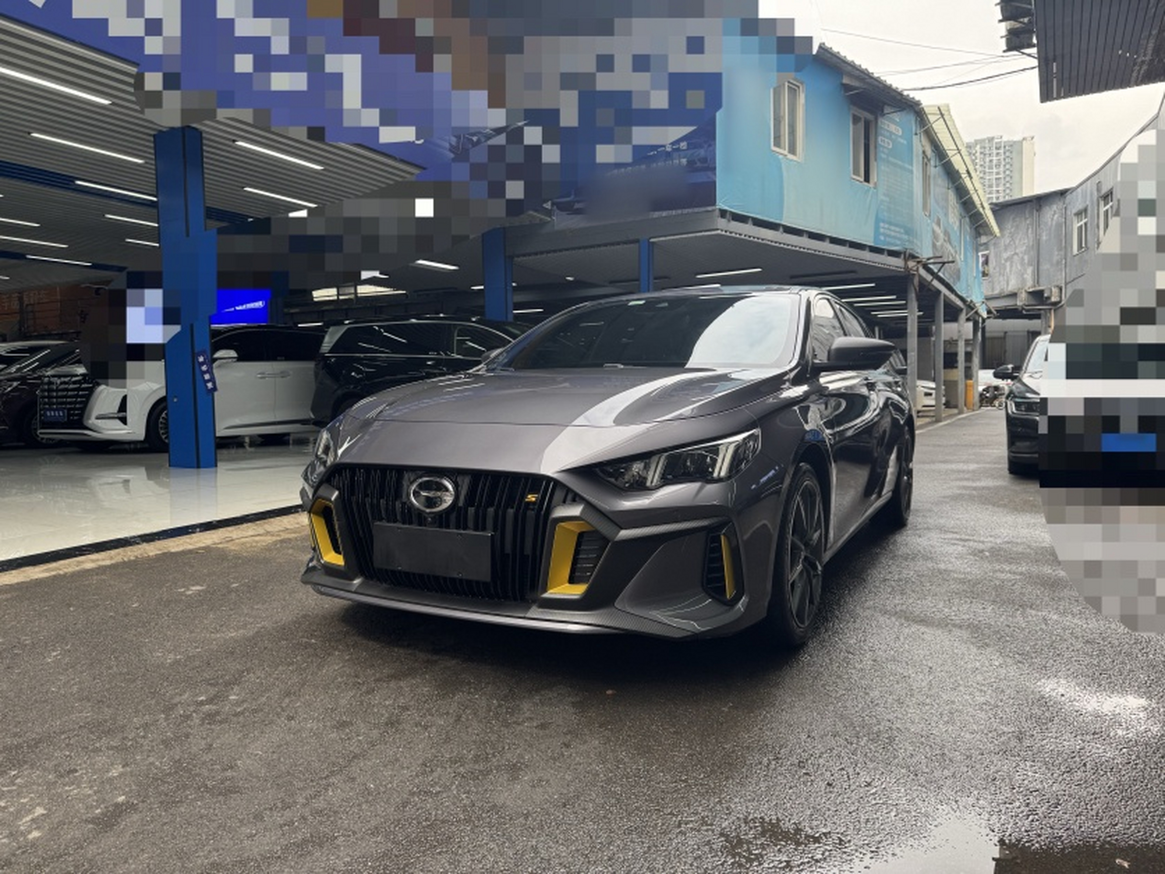 Под передней частью автомобиля