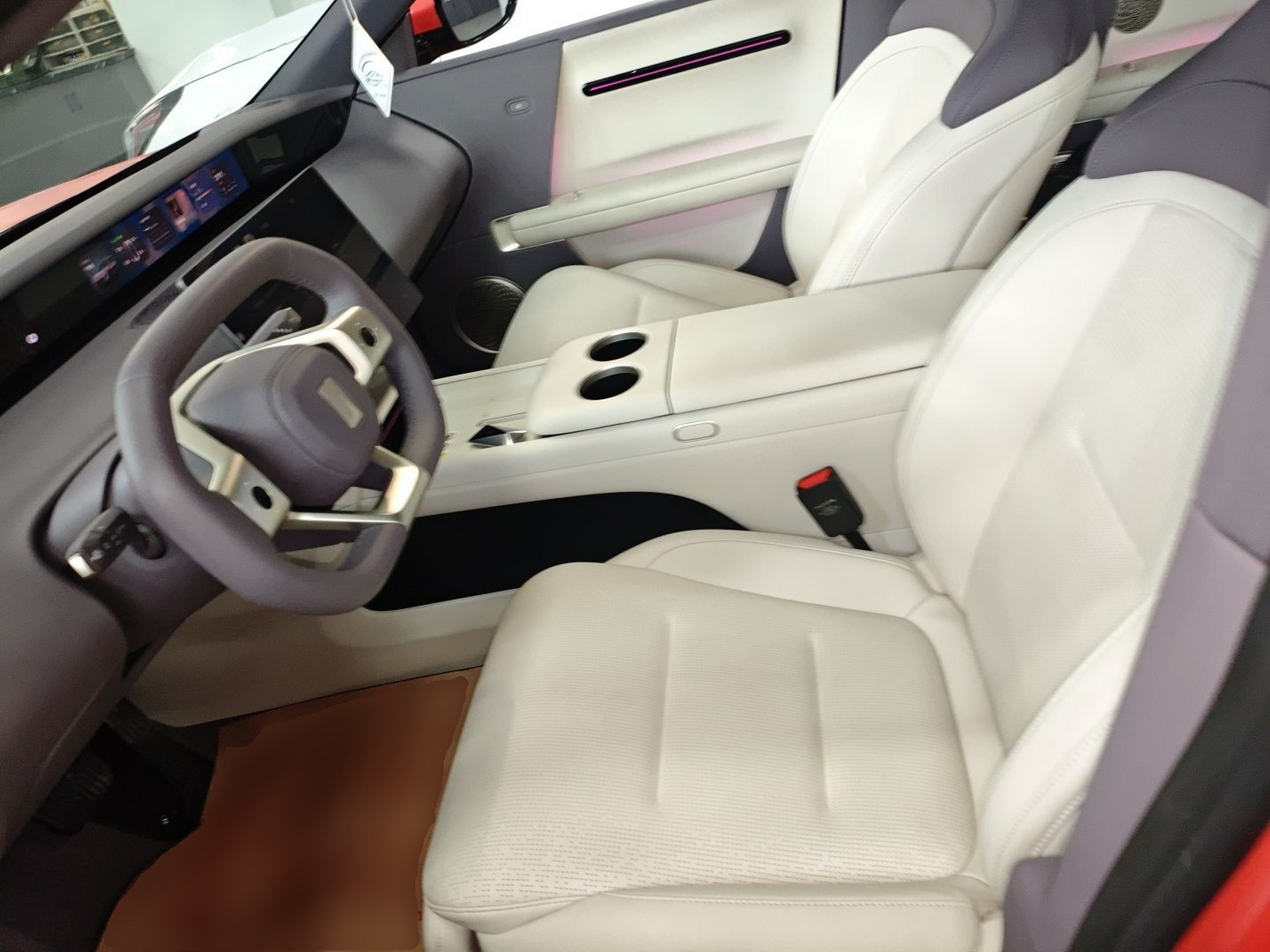 المقاعد الأمامية داخل السيارة