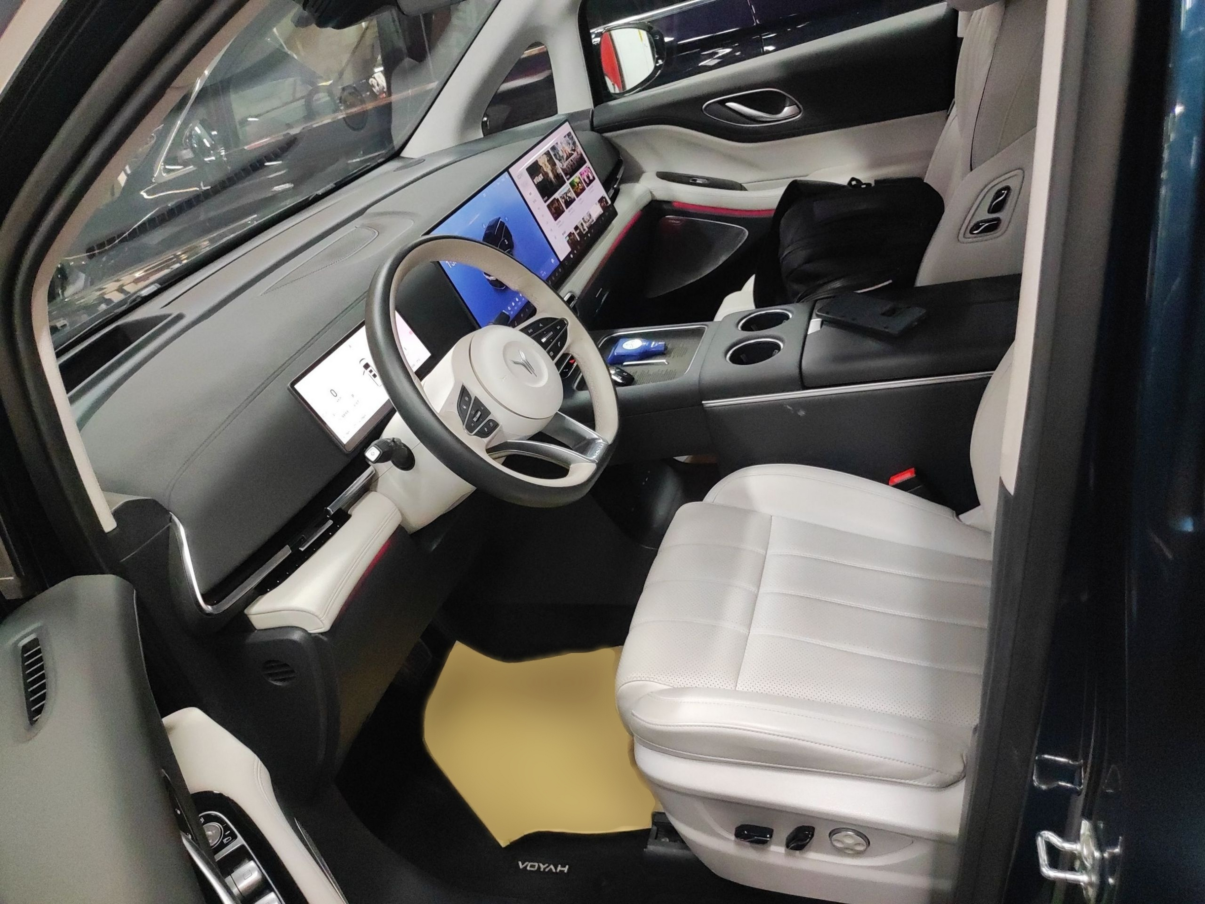 المقاعد الأمامية داخل السيارة