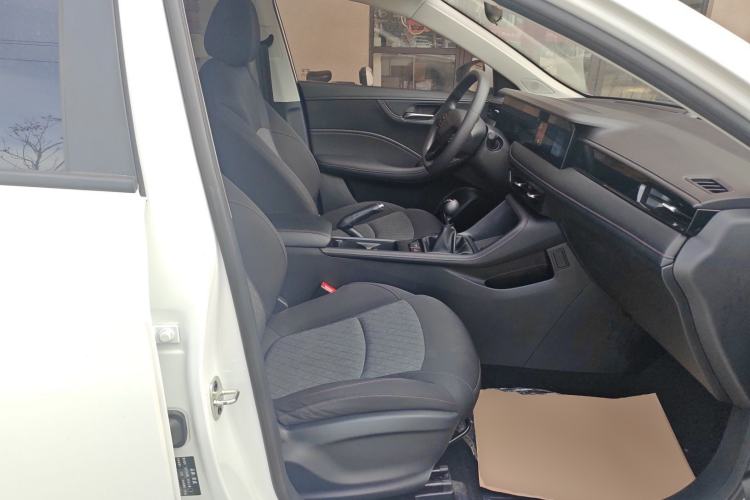 Used Roewe i5 2023 1.5L Manual Comfort Edition
