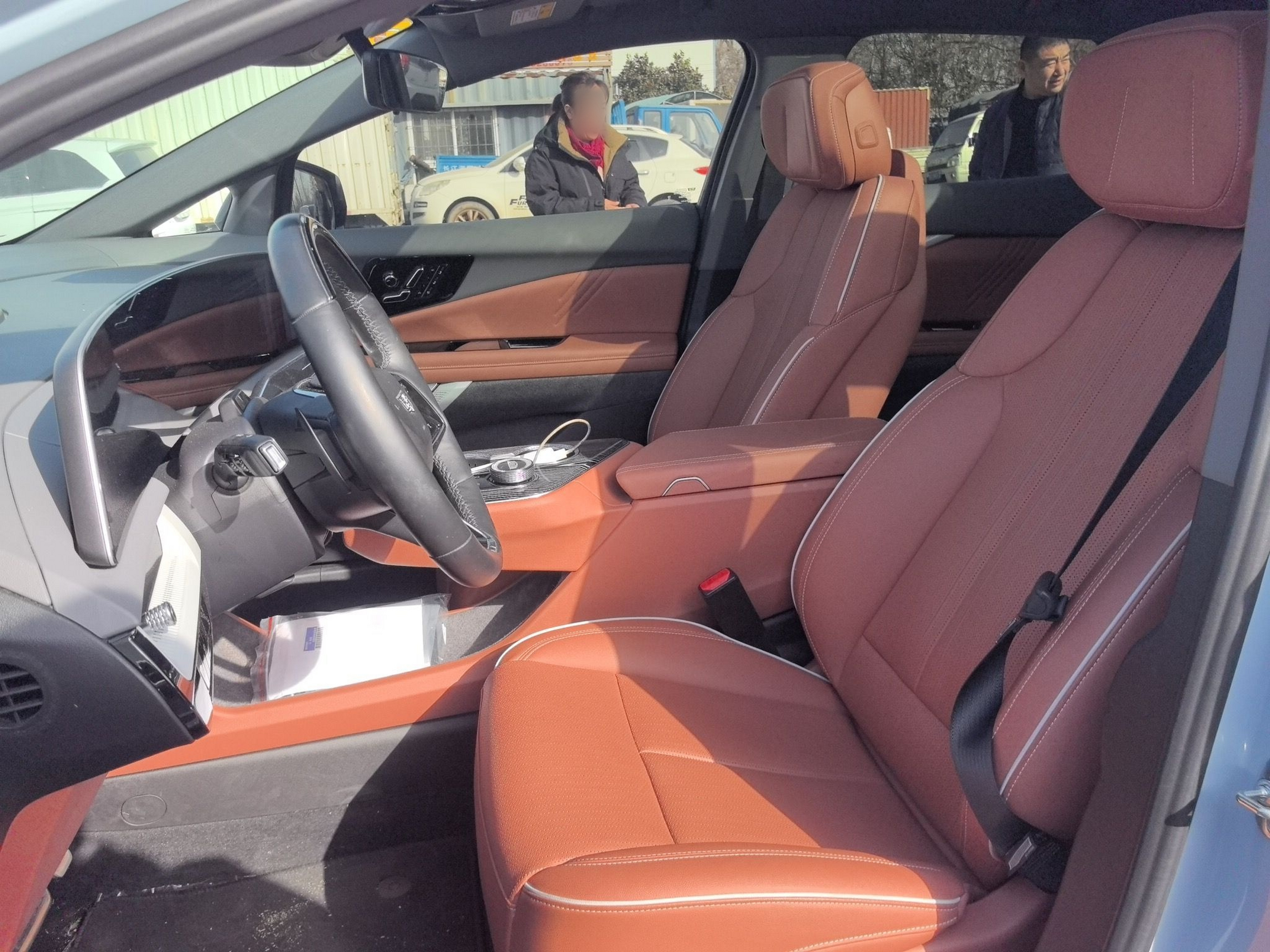 المقاعد الأمامية داخل السيارة