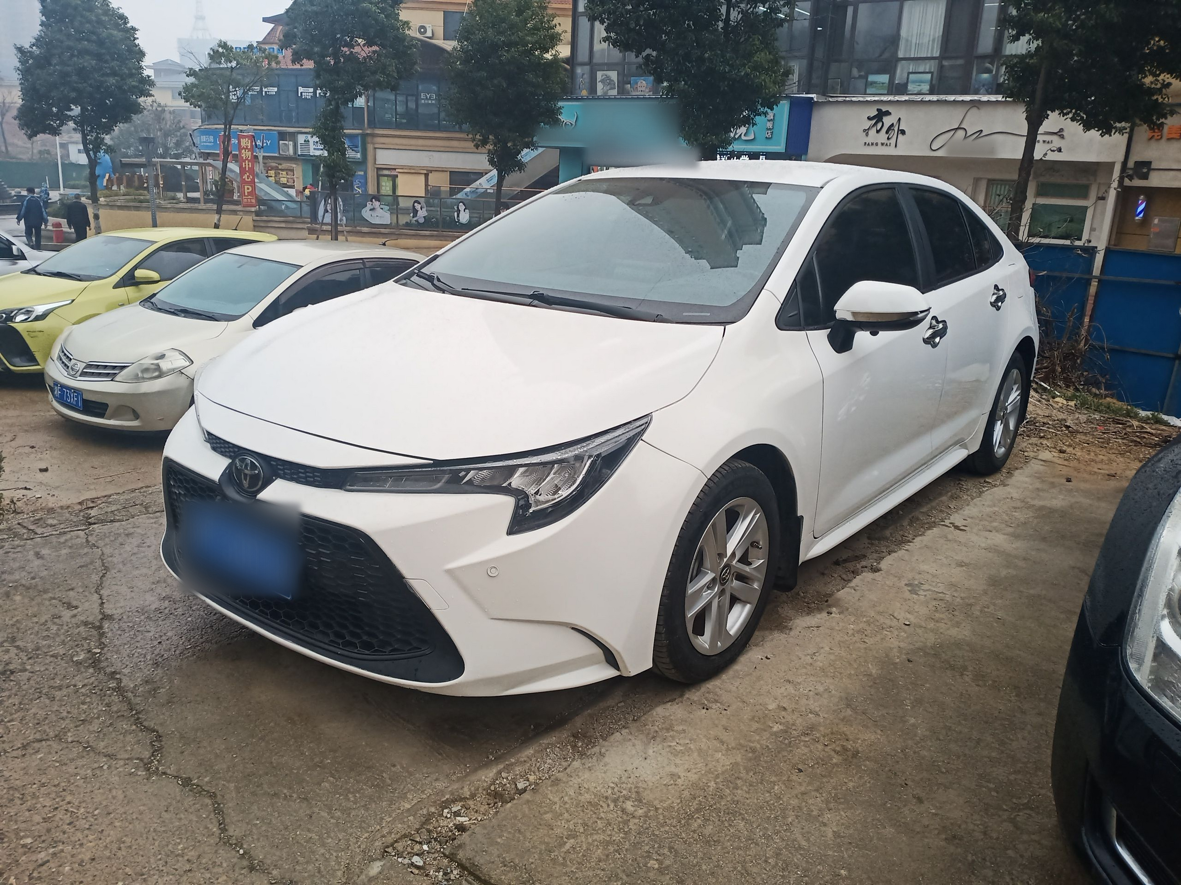 تحت مقدمة السيارة