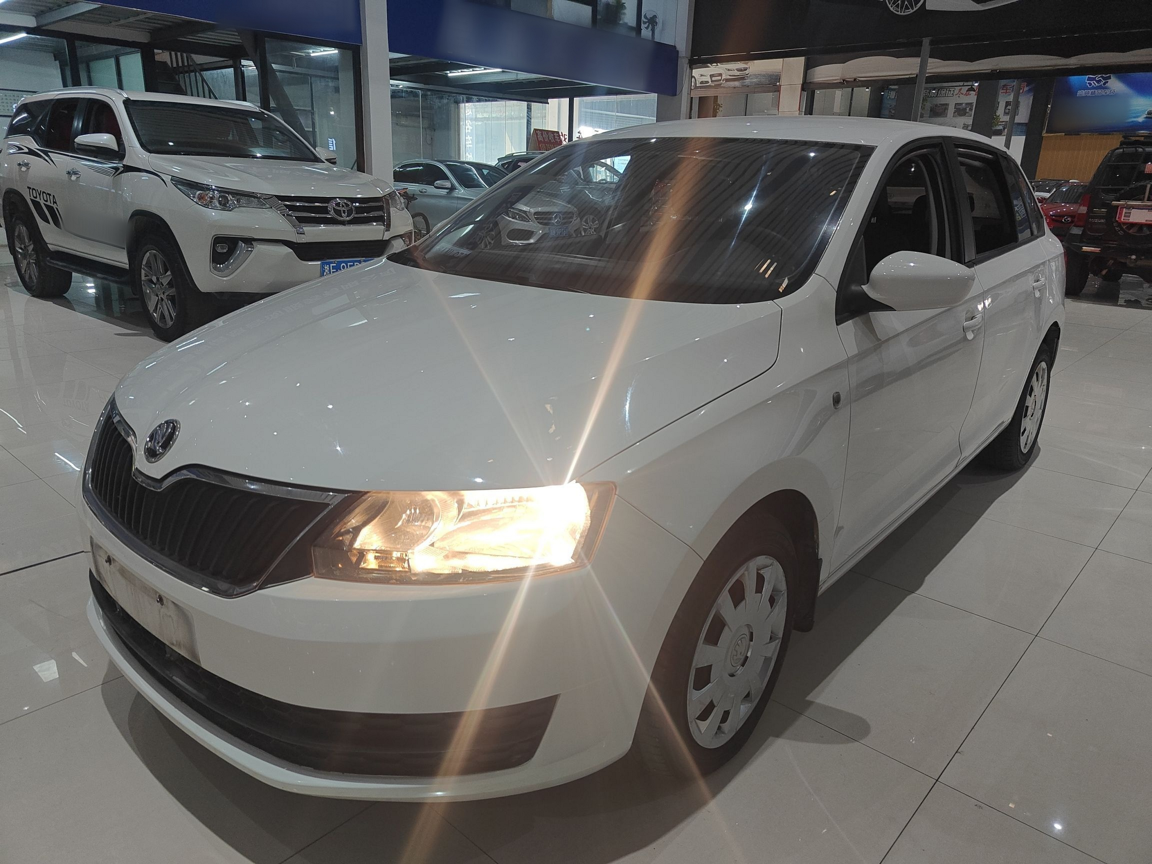 Под передней частью автомобиля