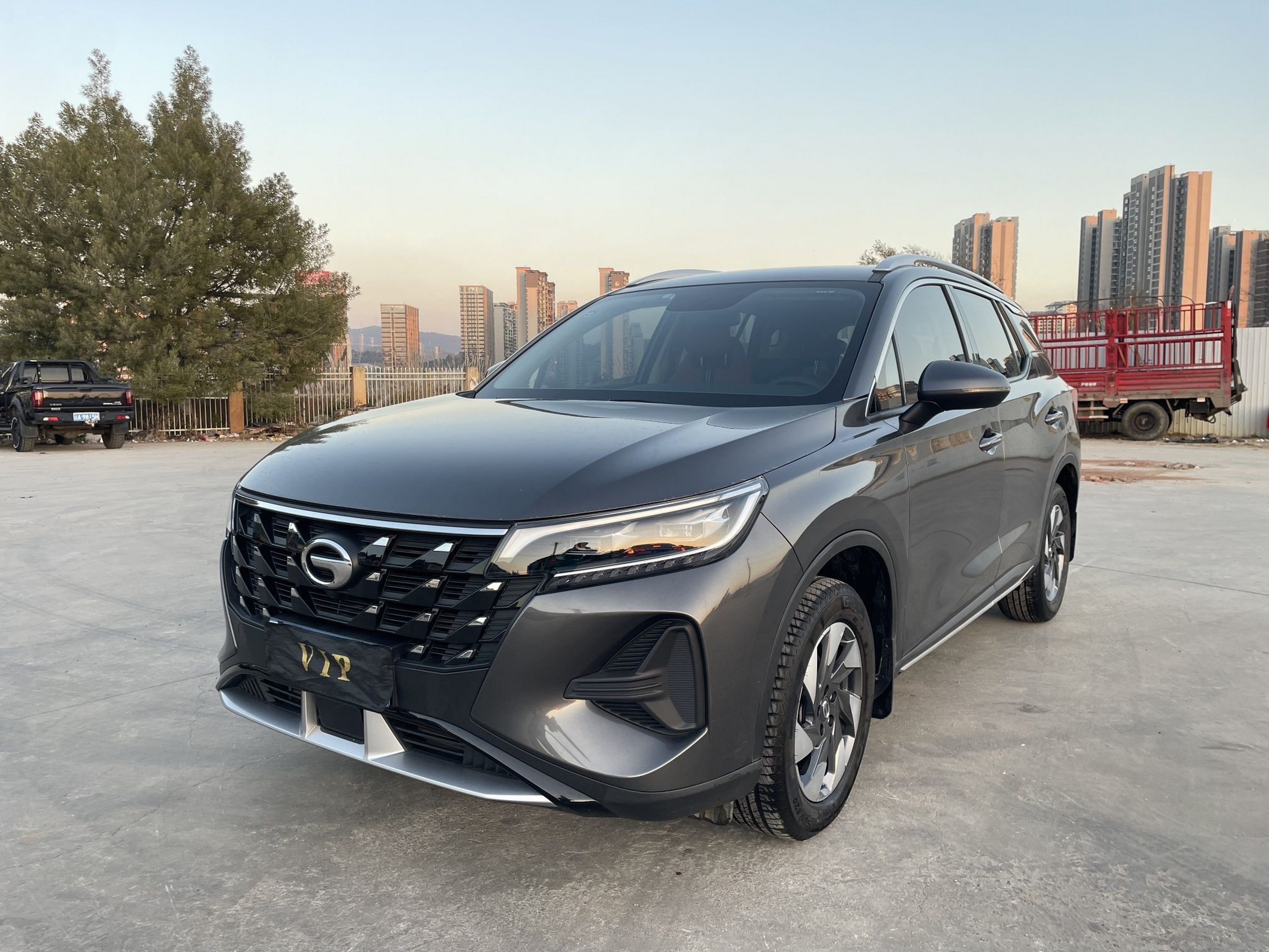 تحت مقدمة السيارة