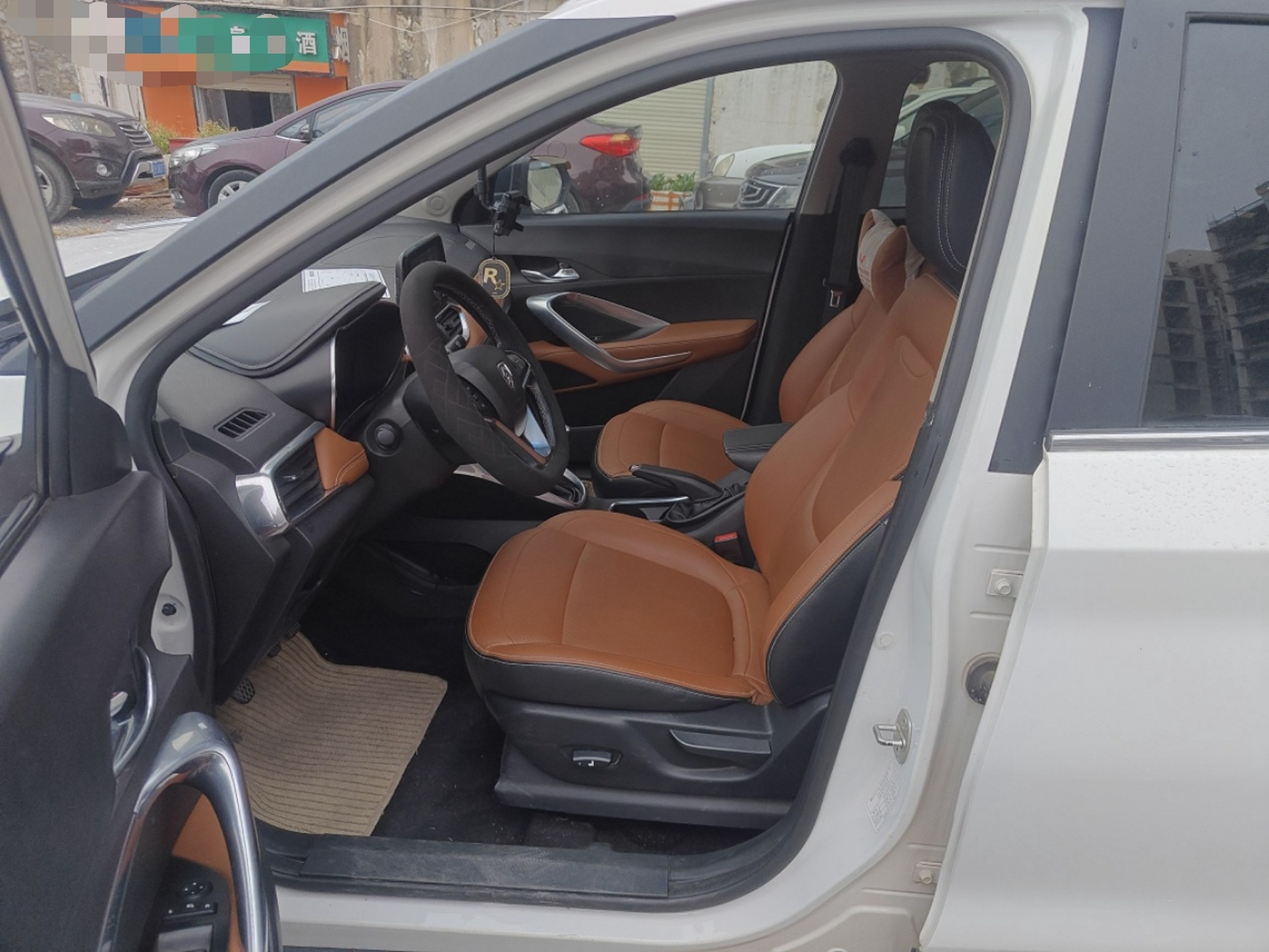 Переднее сиденье в автомобиле