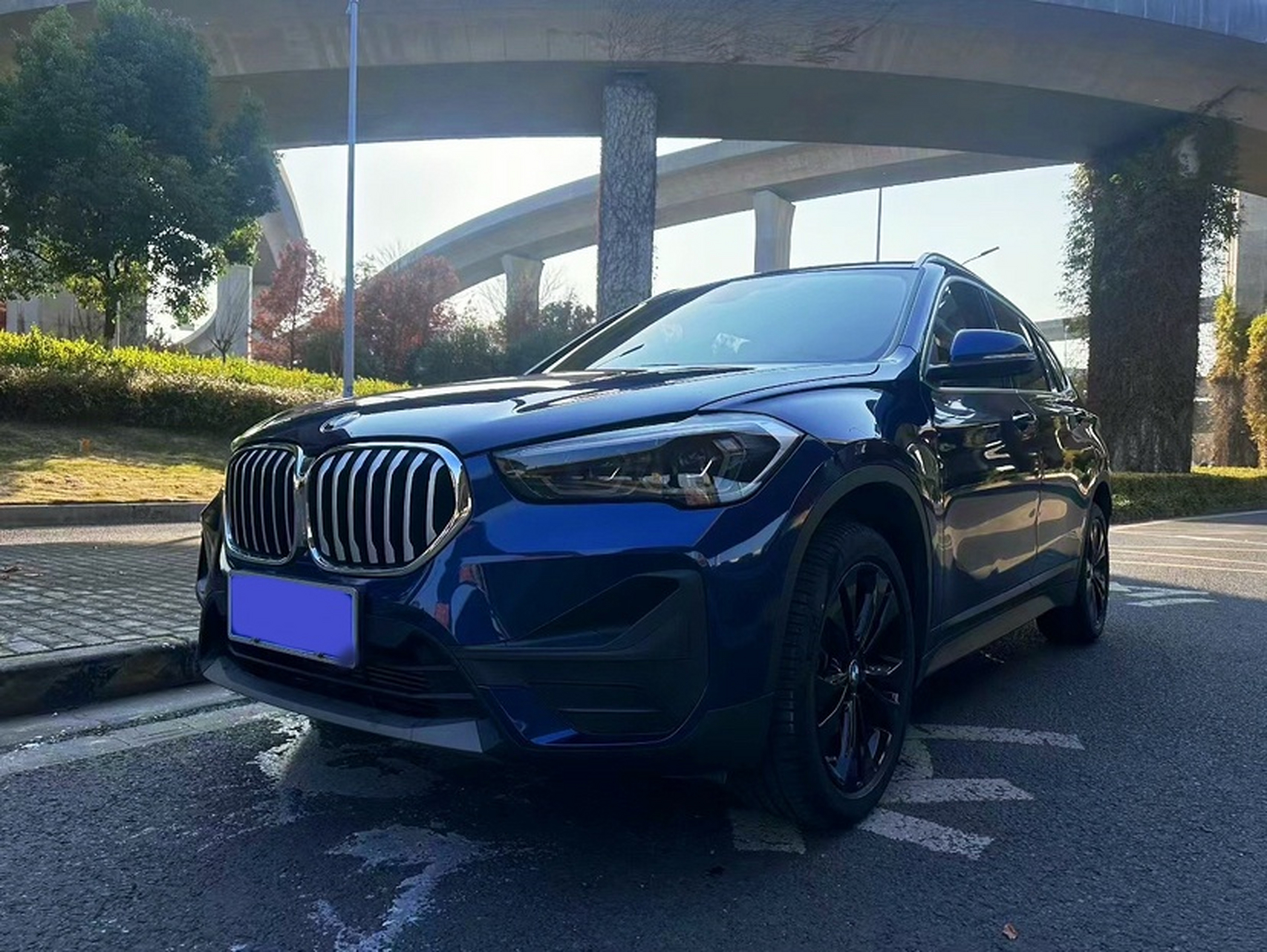 Под передней частью автомобиля