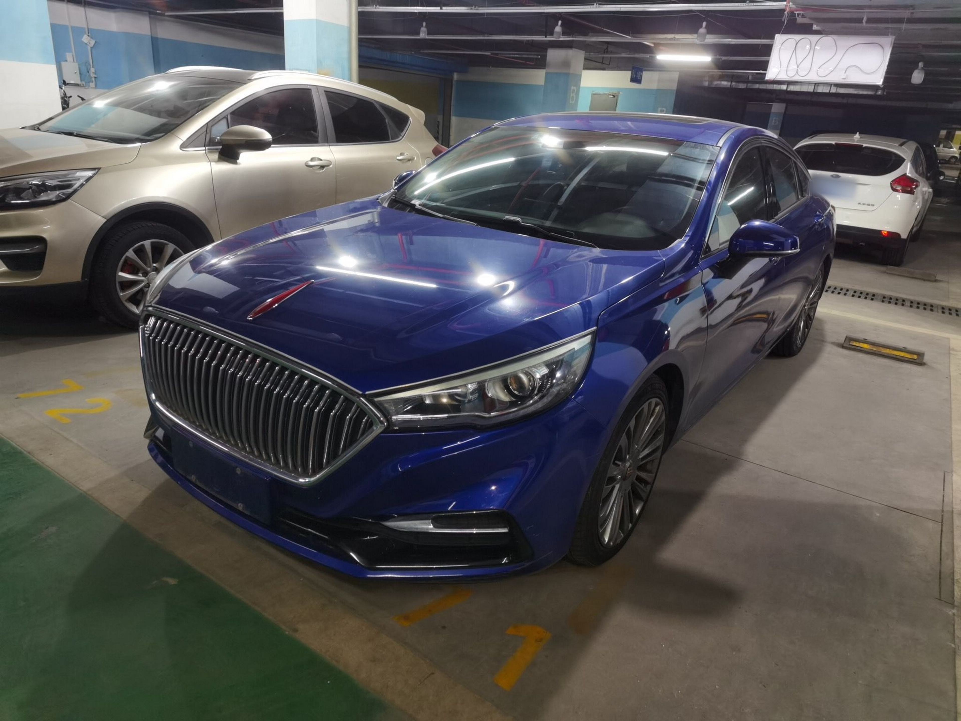 Под передней частью автомобиля