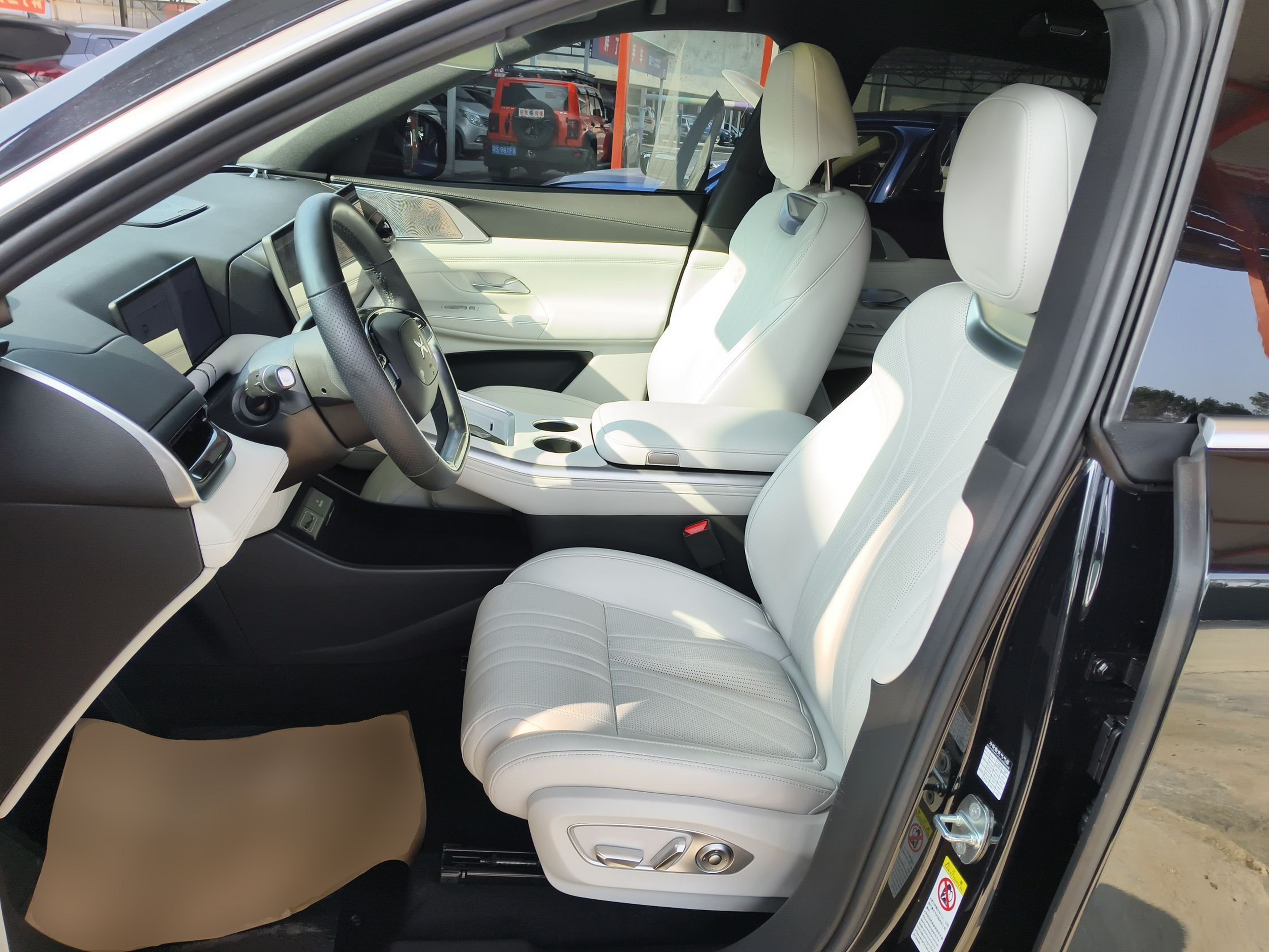 المقاعد الأمامية داخل السيارة