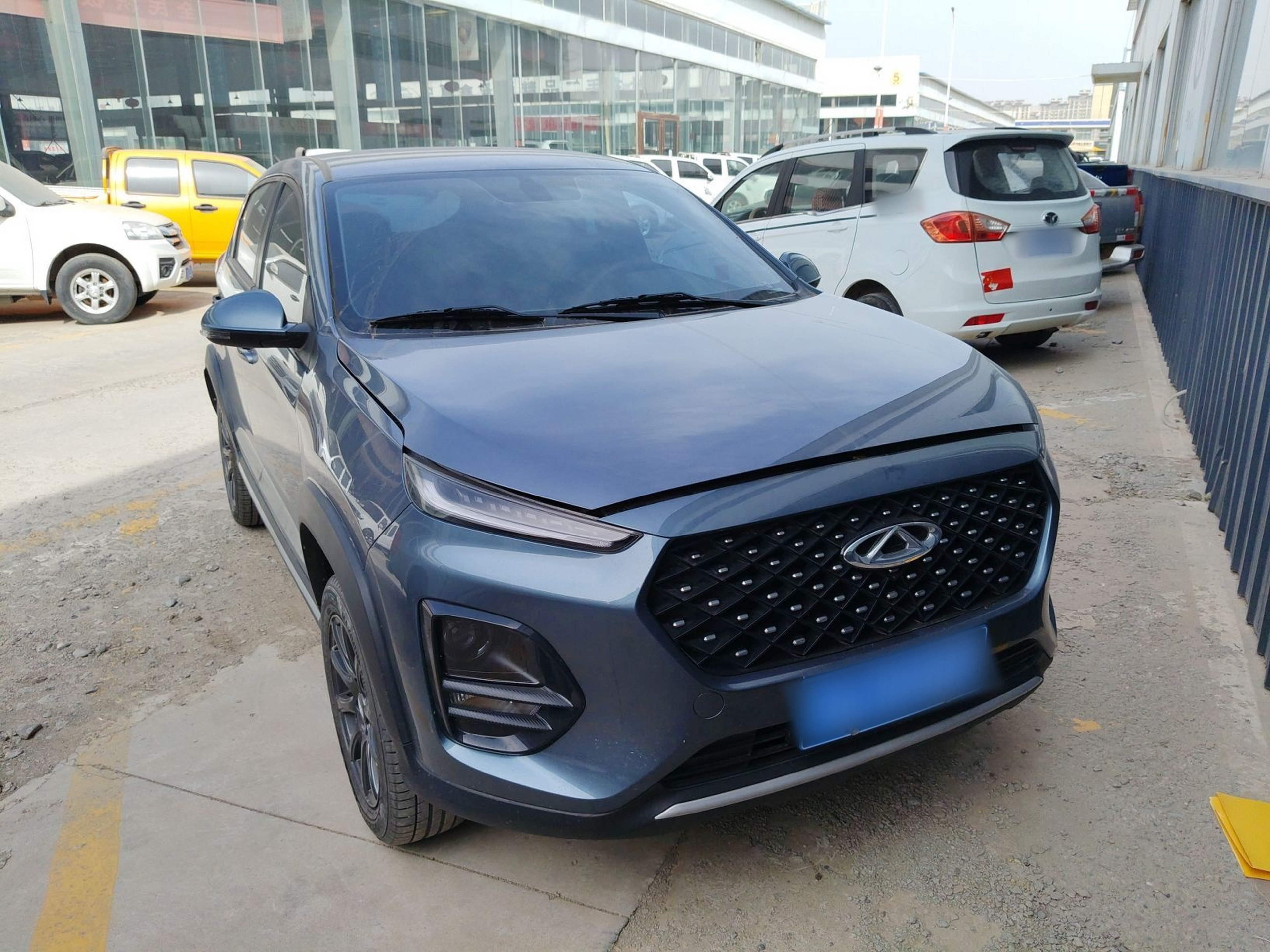 Под передней частью автомобиля