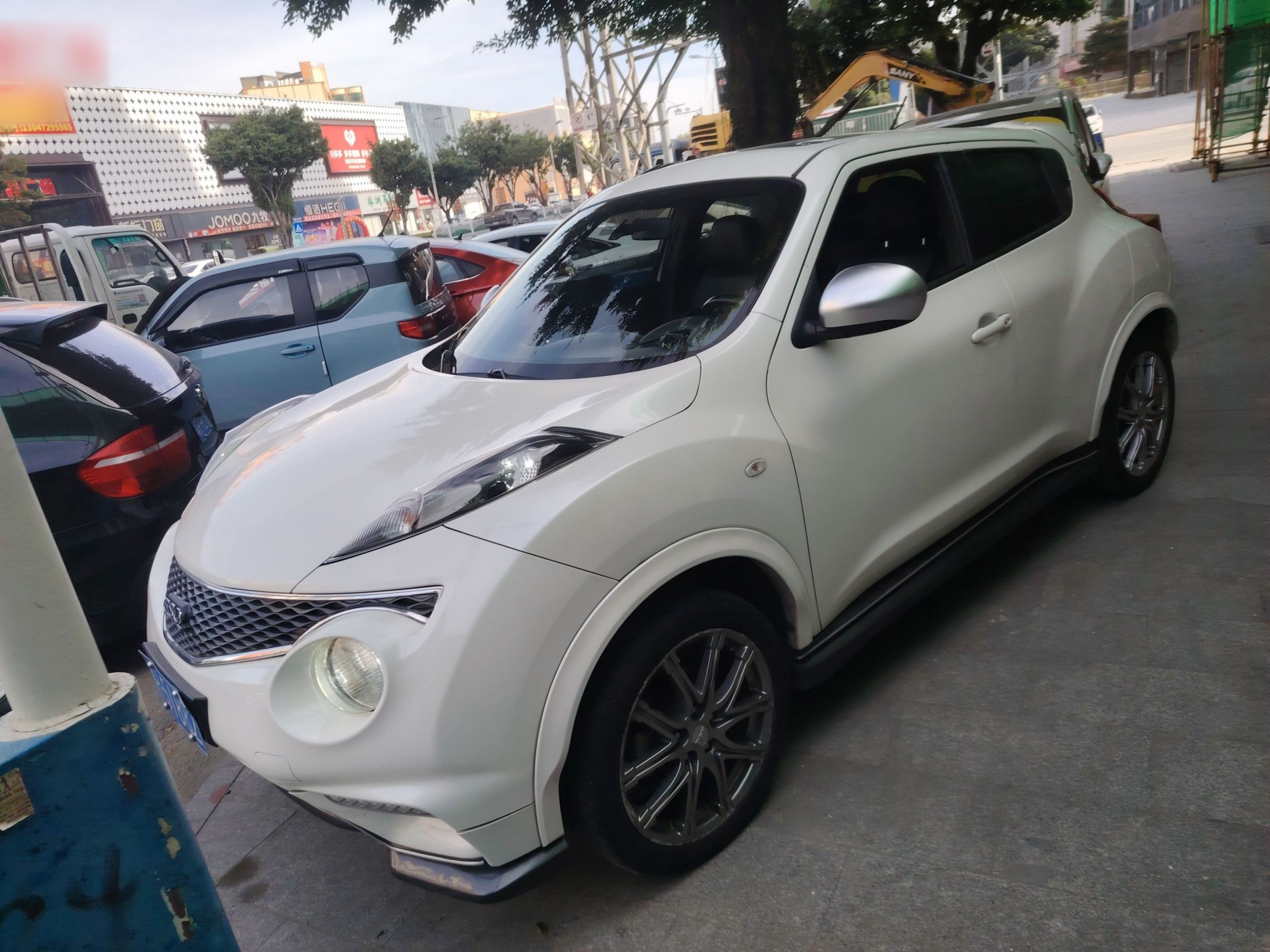 تحت مقدمة السيارة