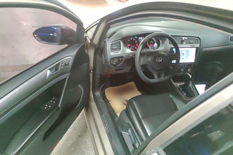 Used Volkswagen Golf 2016 1.6L Automatic Fashion Model
