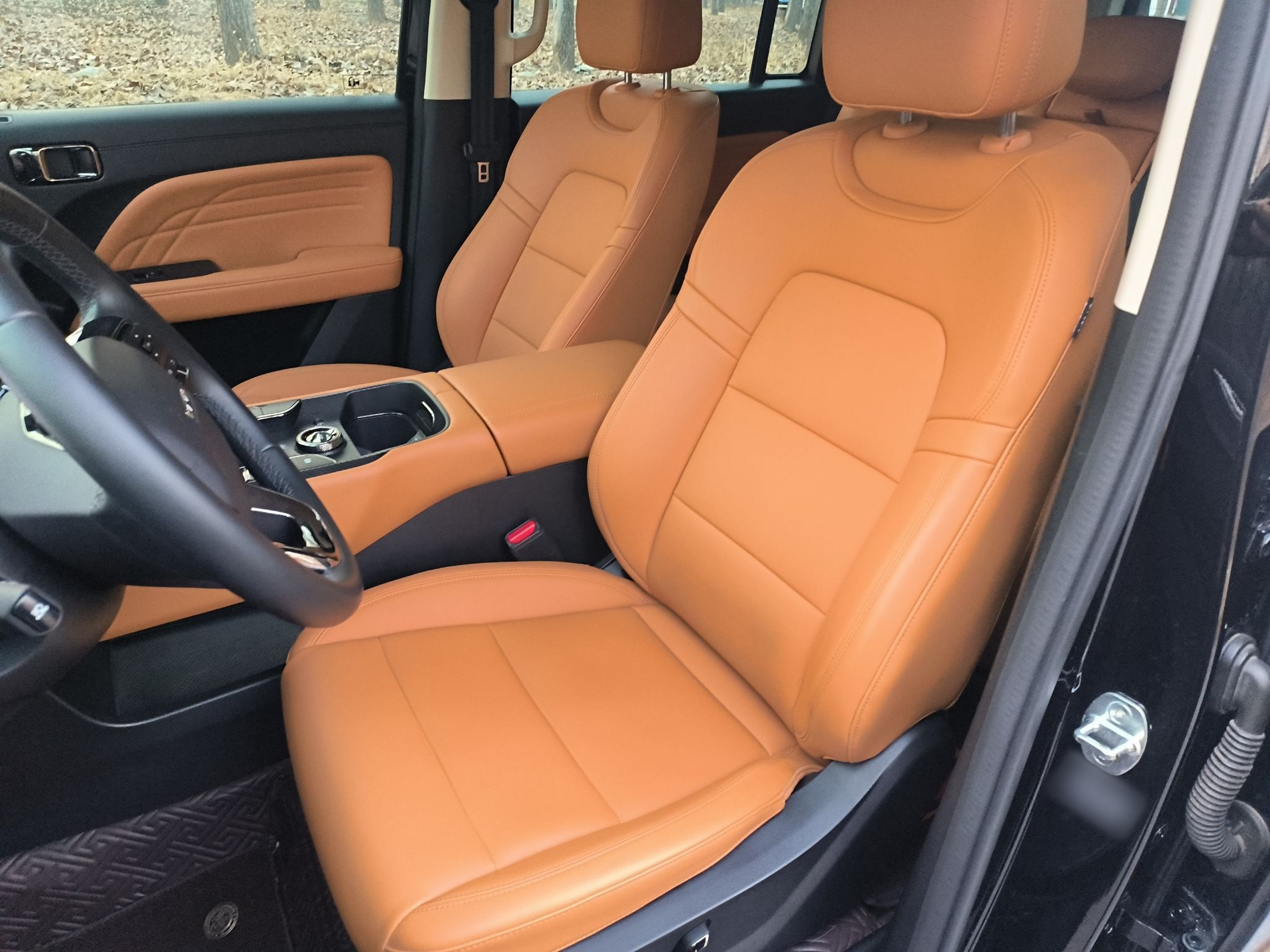 المقاعد الأمامية داخل السيارة