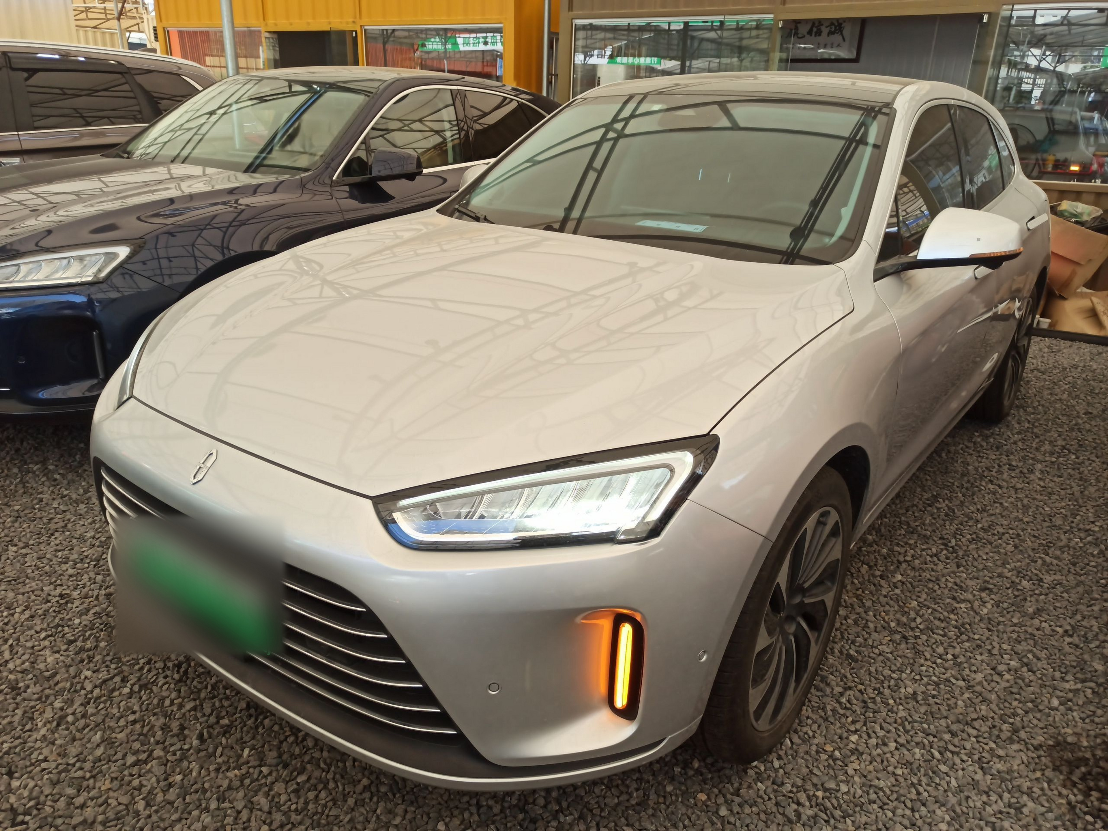 Под передней частью автомобиля