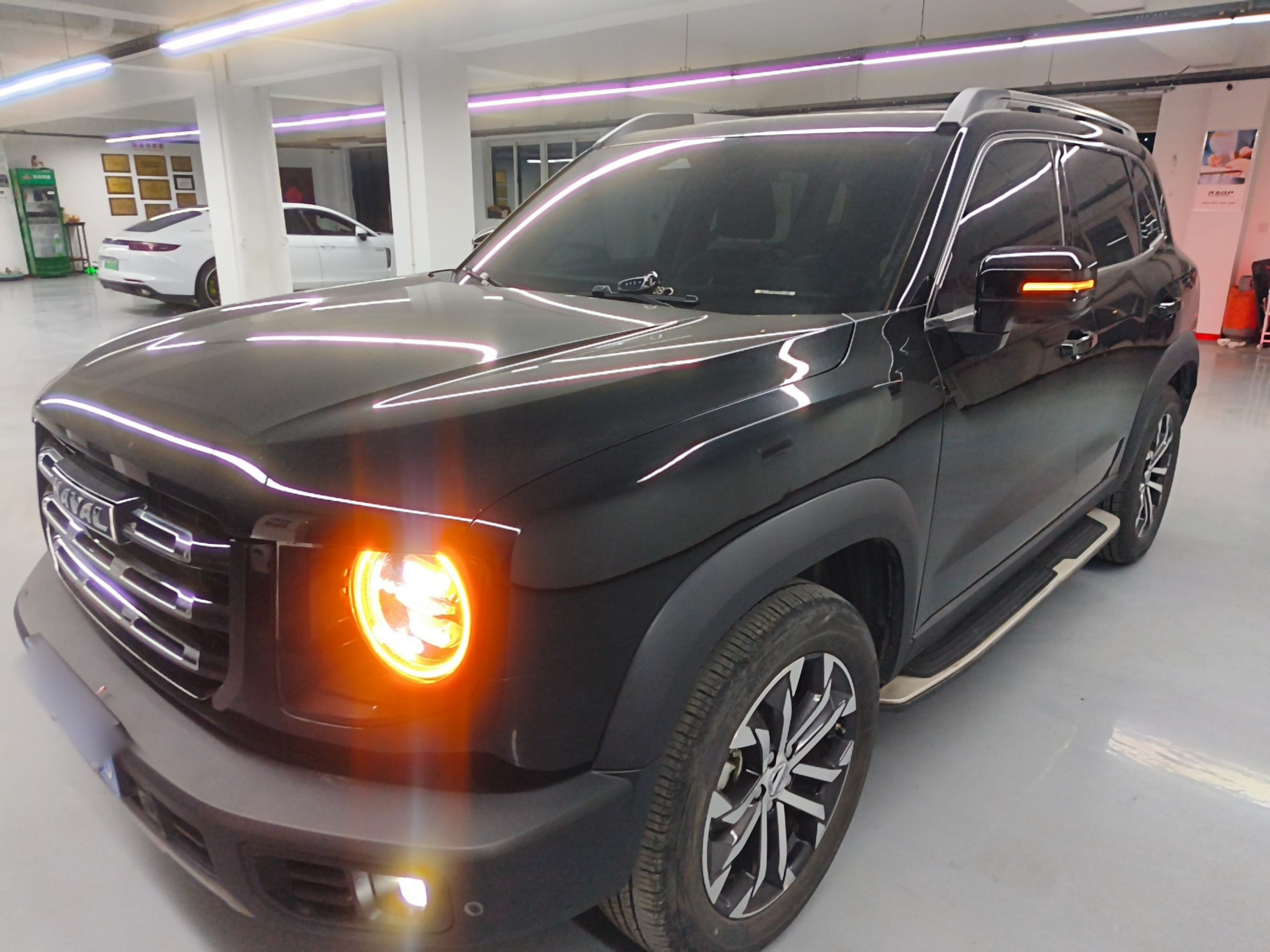 تحت مقدمة السيارة