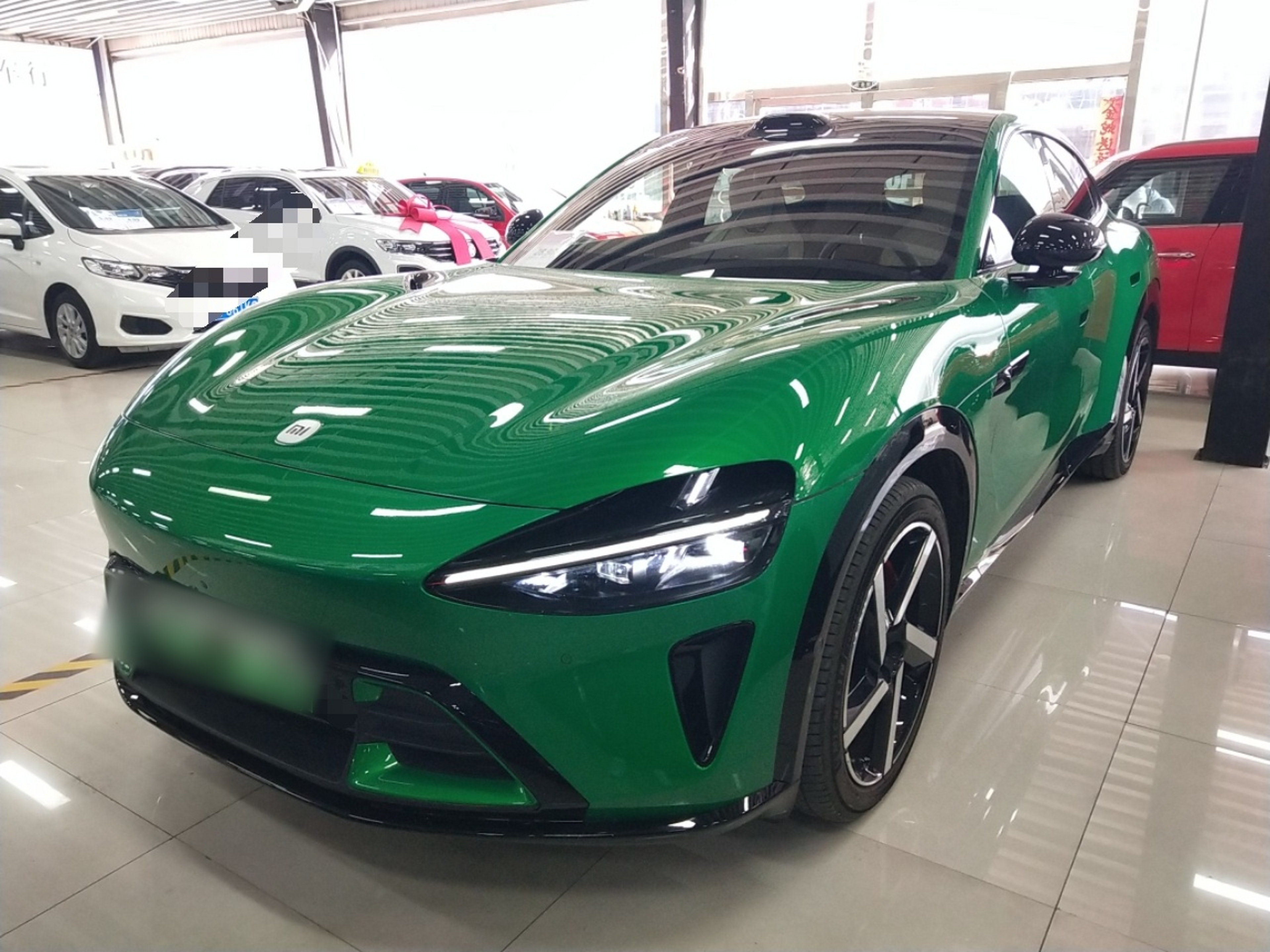 تحت مقدمة السيارة