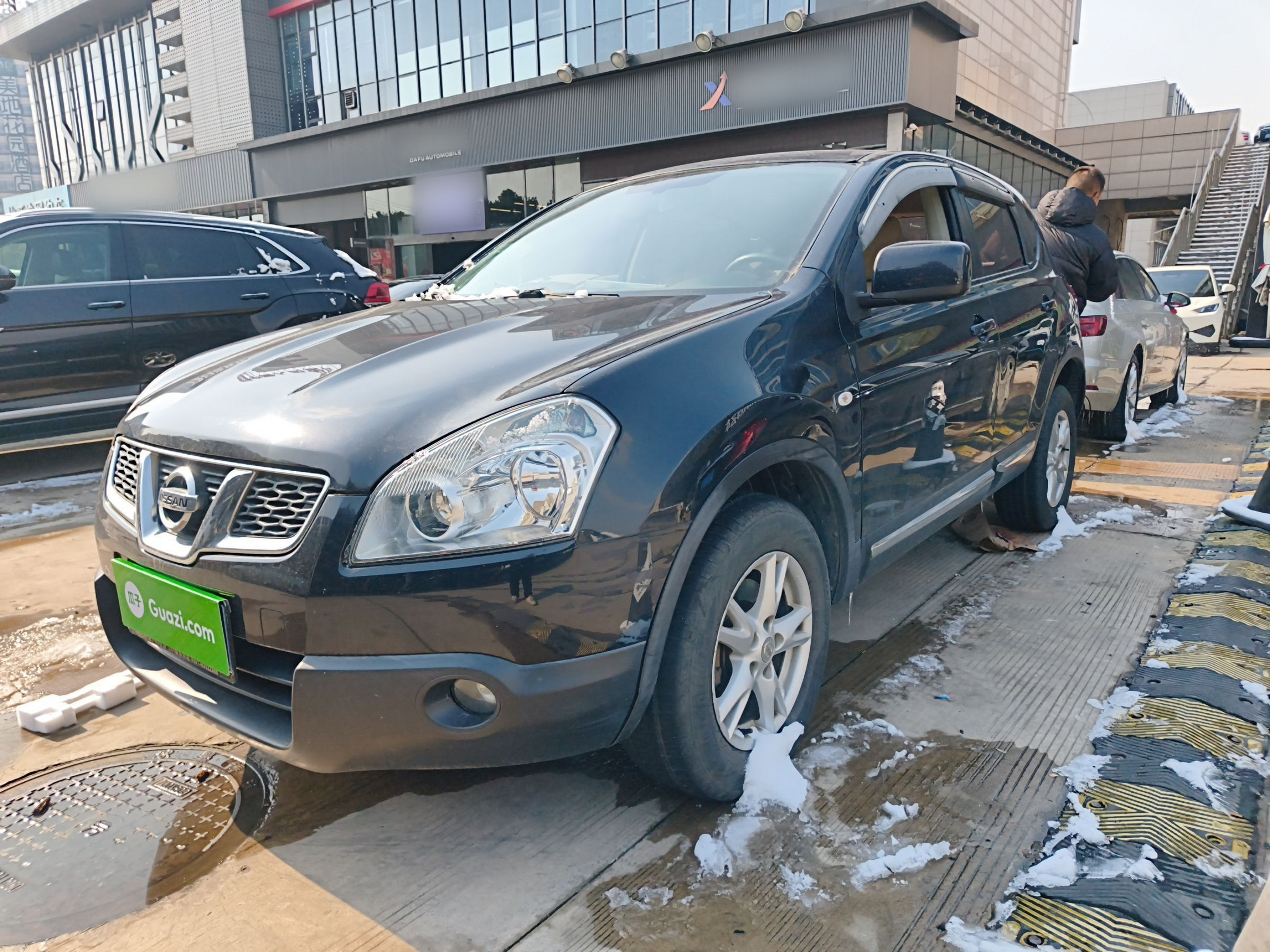 تحت مقدمة السيارة