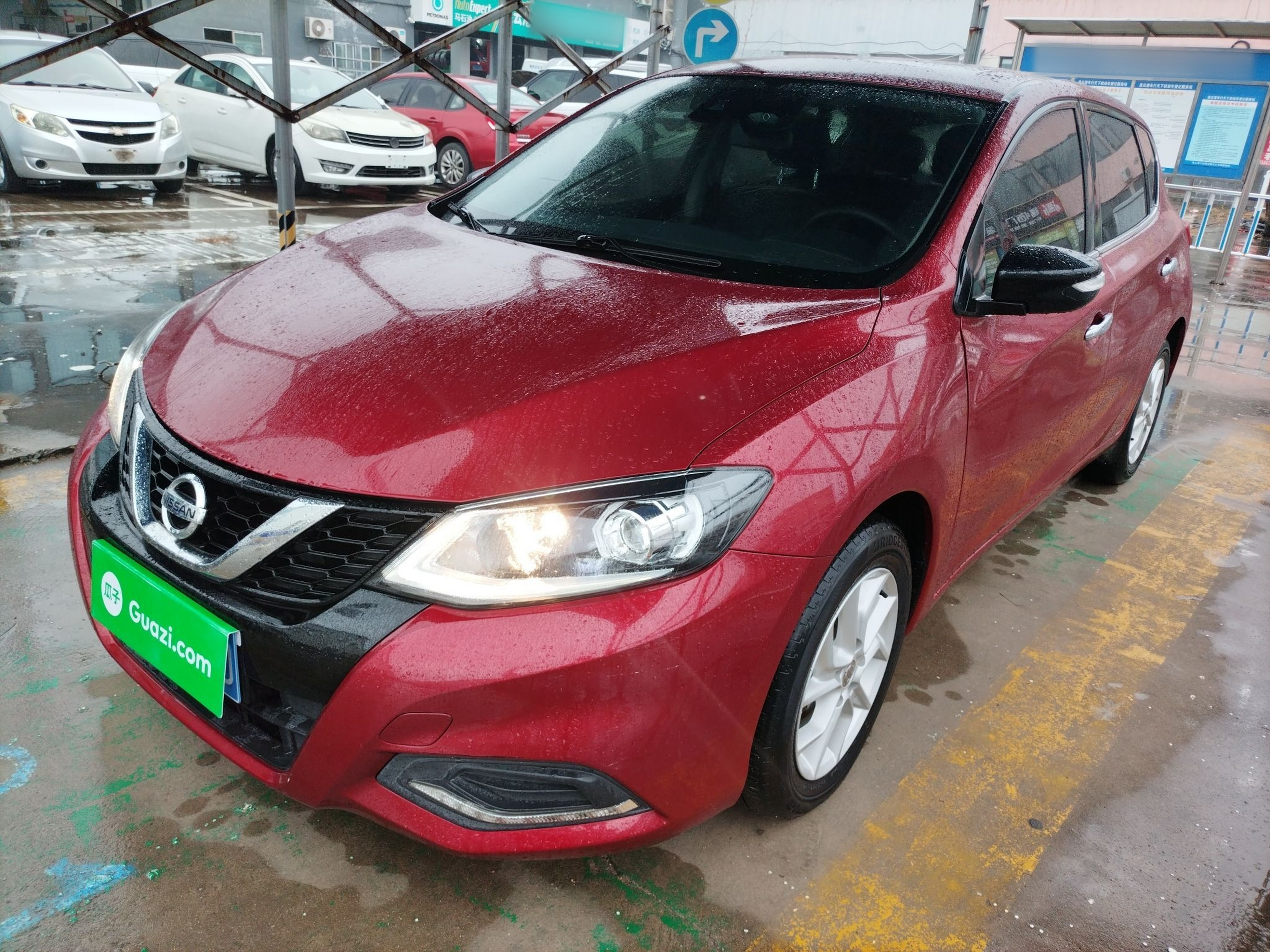 تحت مقدمة السيارة