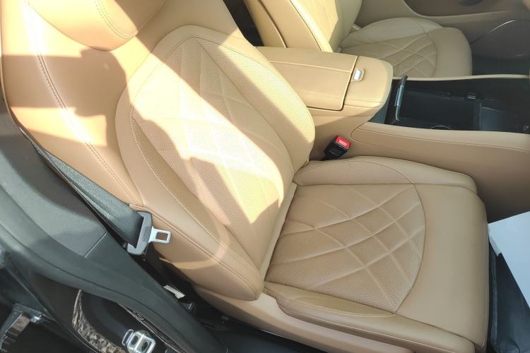 Used  R7 2023 Rear-Drive Screen King Edition
