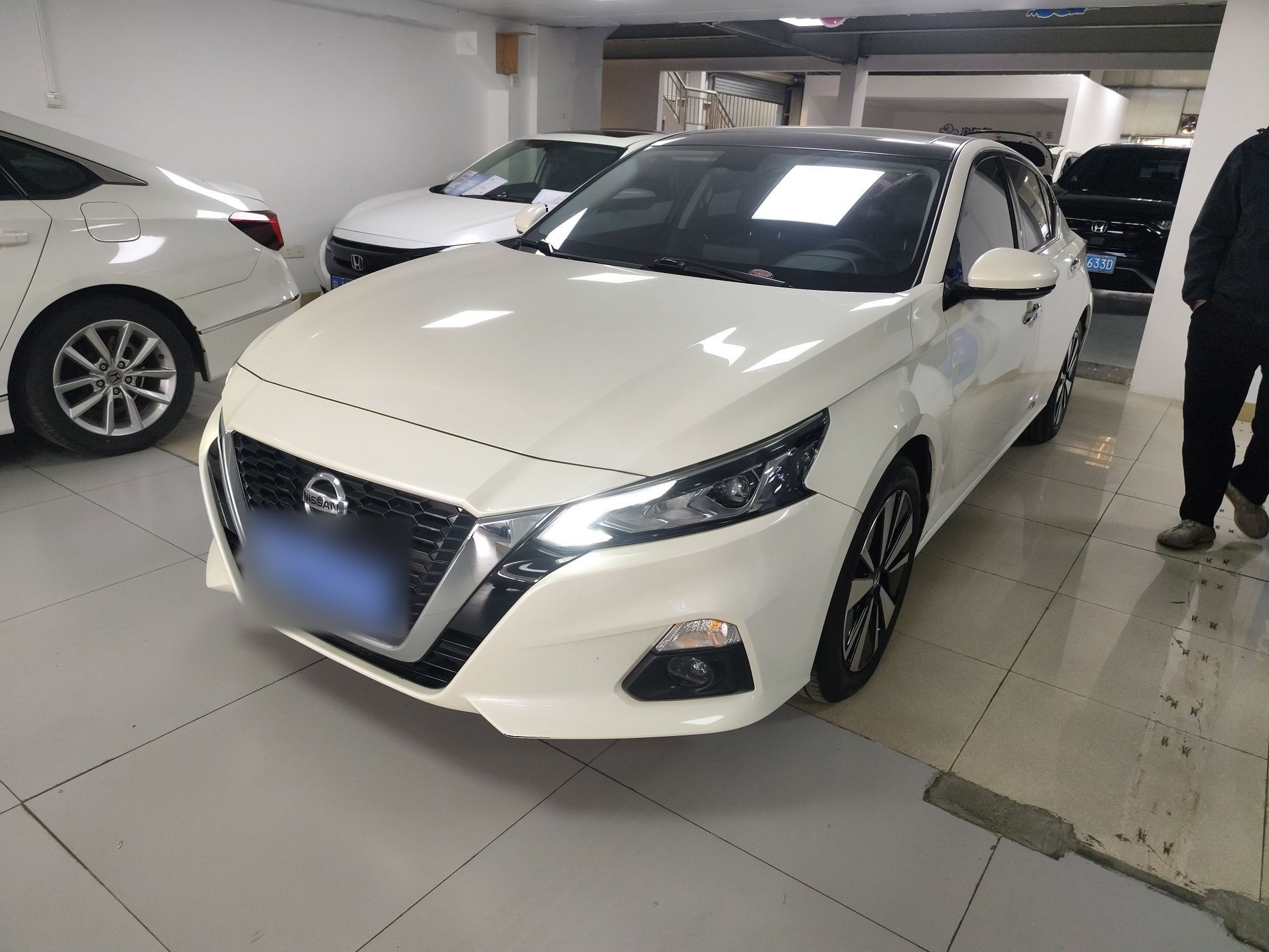 Под передней частью автомобиля