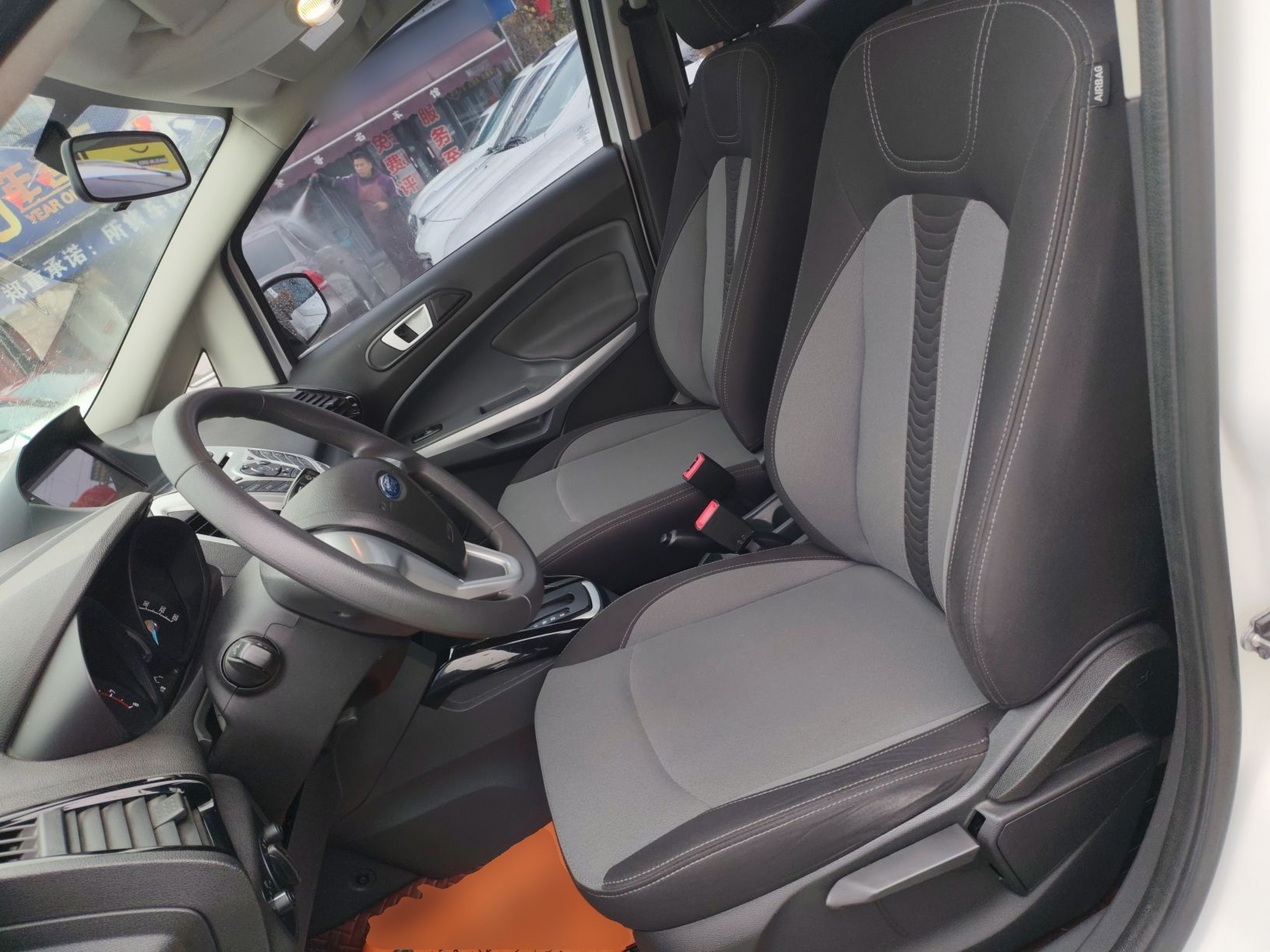 Переднее сиденье в автомобиле