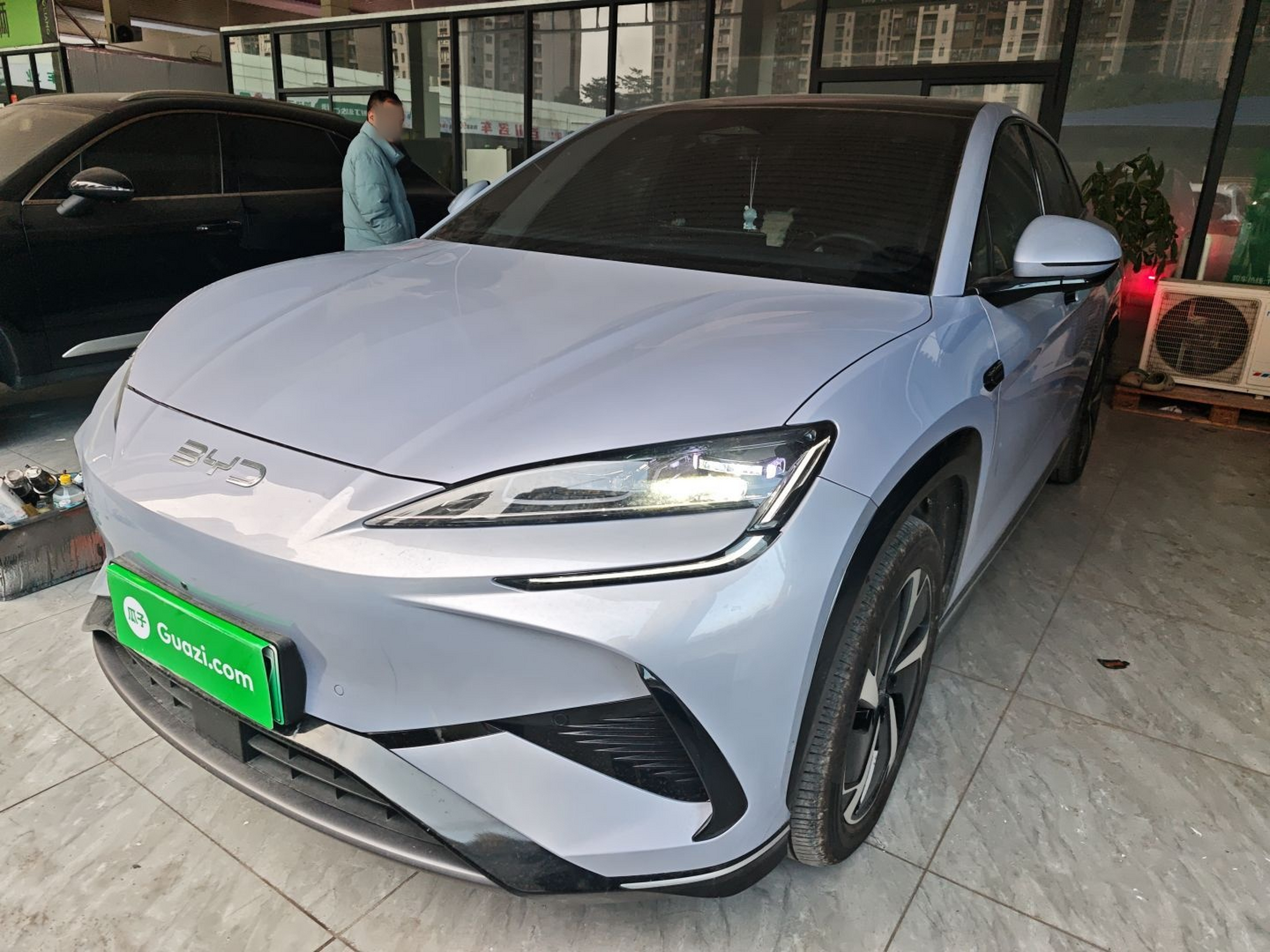 Под передней частью автомобиля