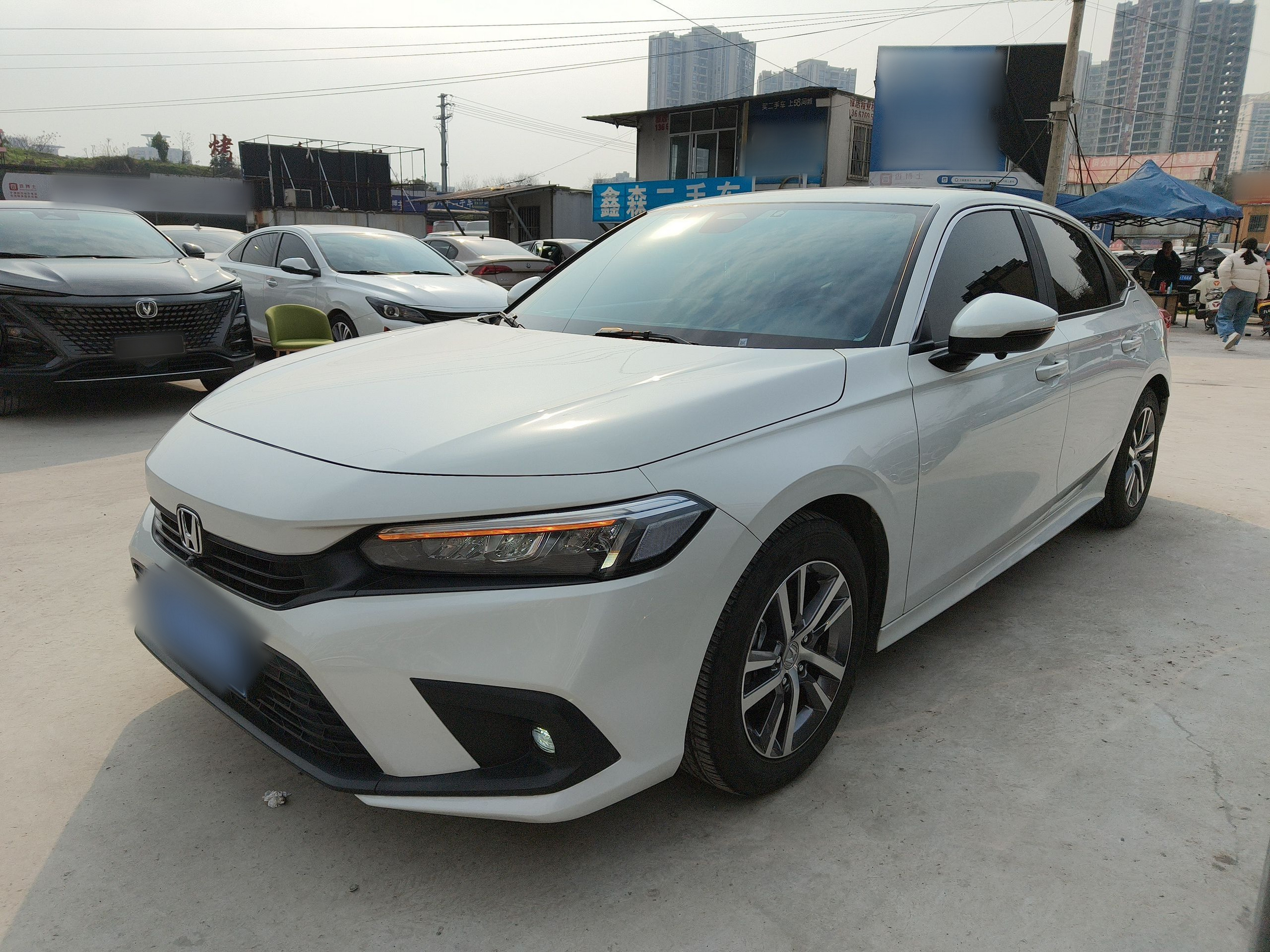 تحت مقدمة السيارة