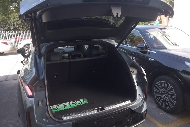 Used Lynk & Co 08 EM-P 2025 220 km All-Wheel-Drive Performance Halo
