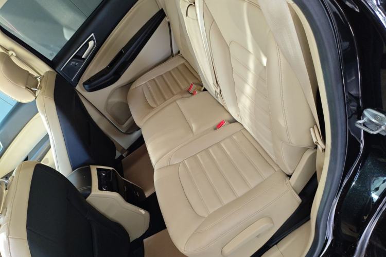 Used Ford Edge 2015 2.0T GTDi Two-Wheel-Drive High-Line Version
