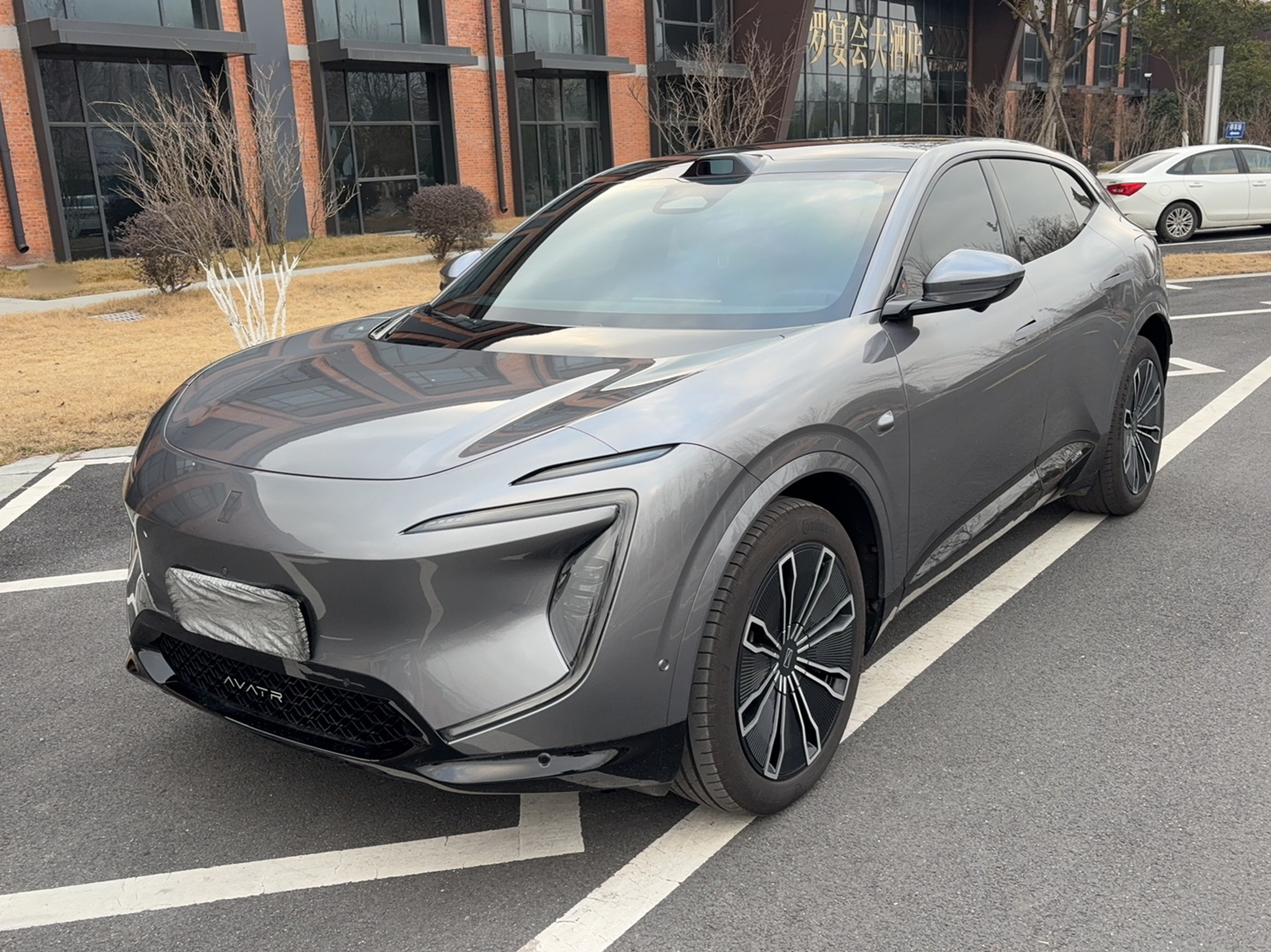 Под передней частью автомобиля