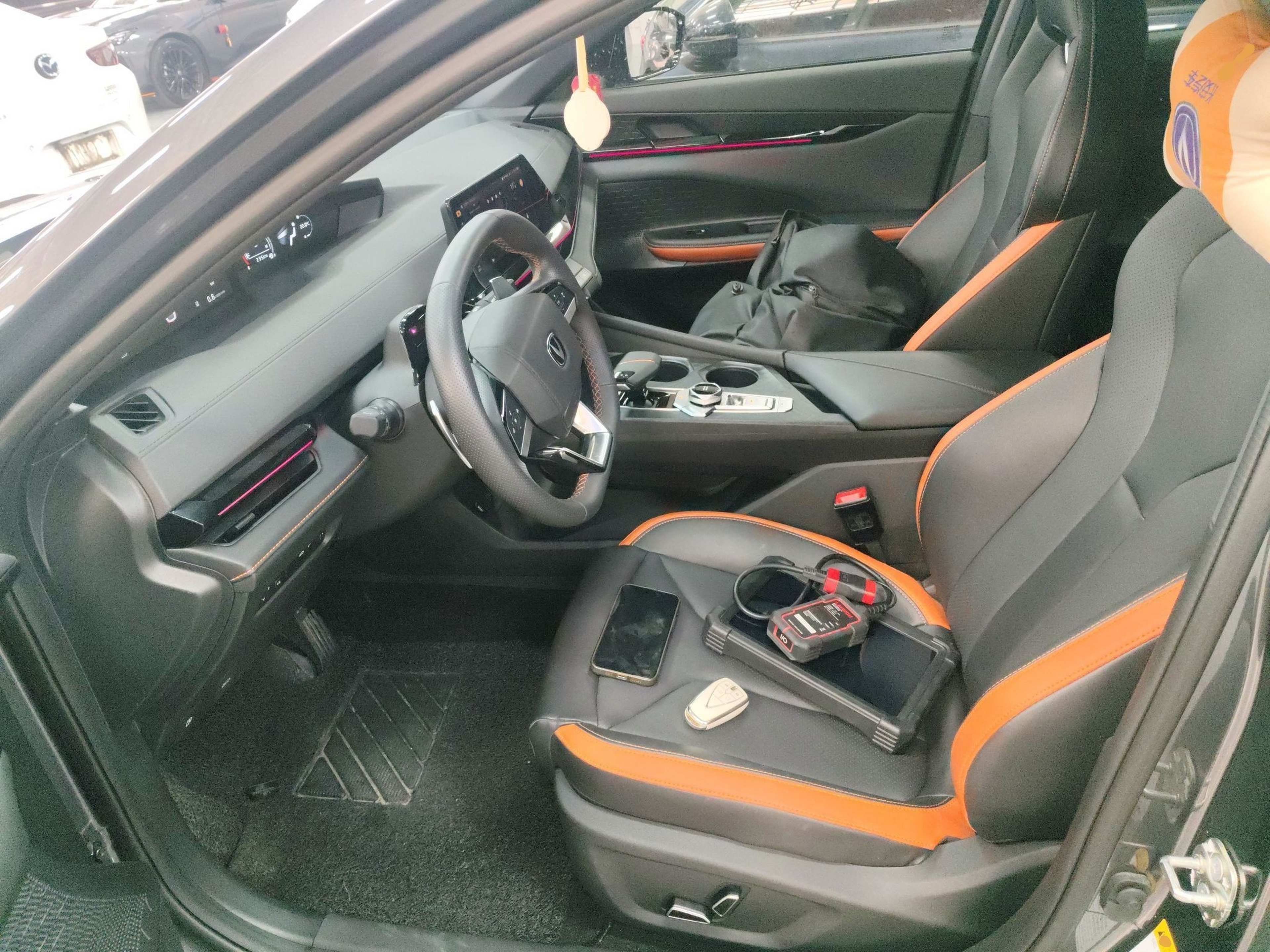 المقاعد الأمامية داخل السيارة