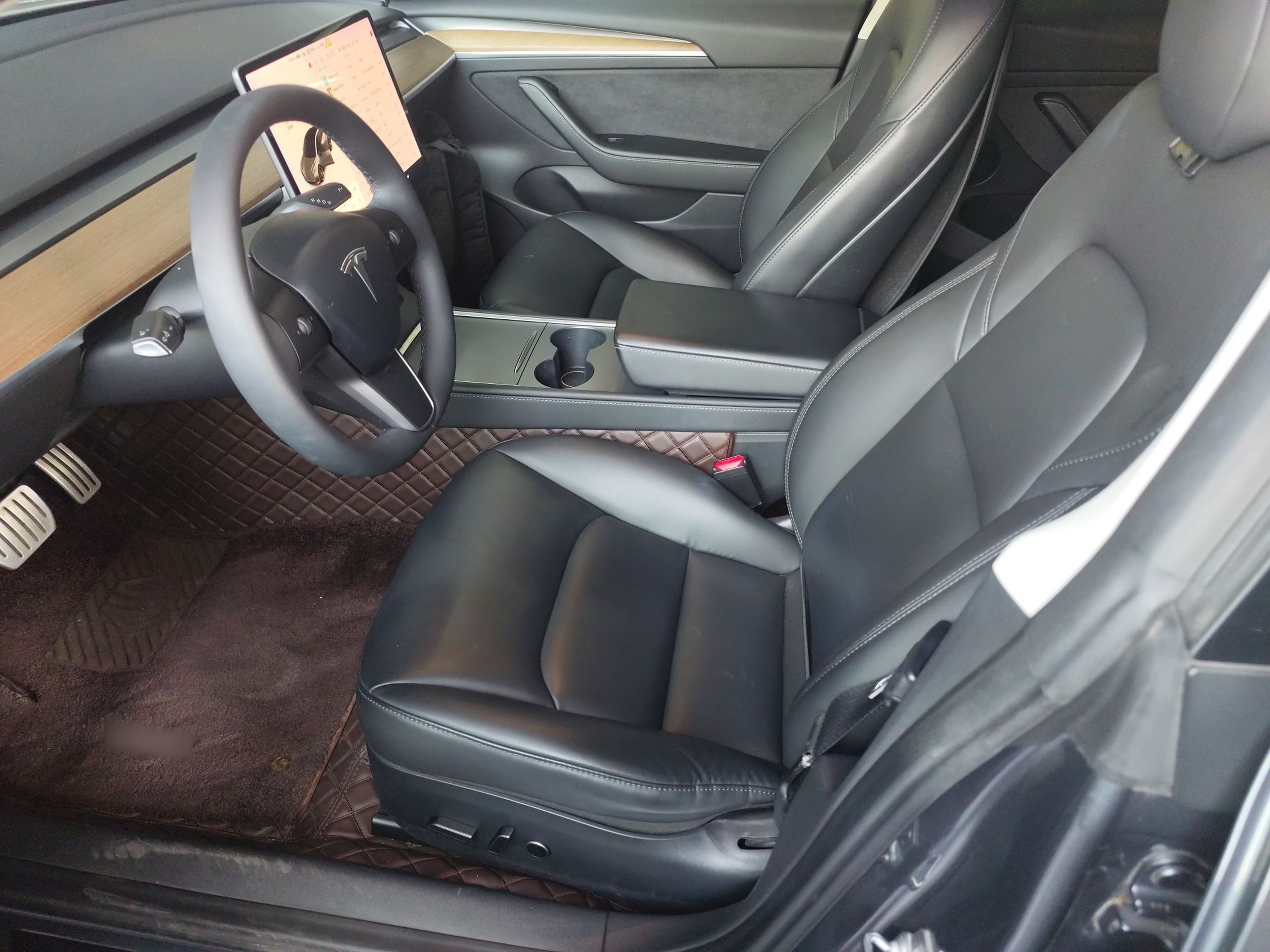 Переднее сиденье в автомобиле