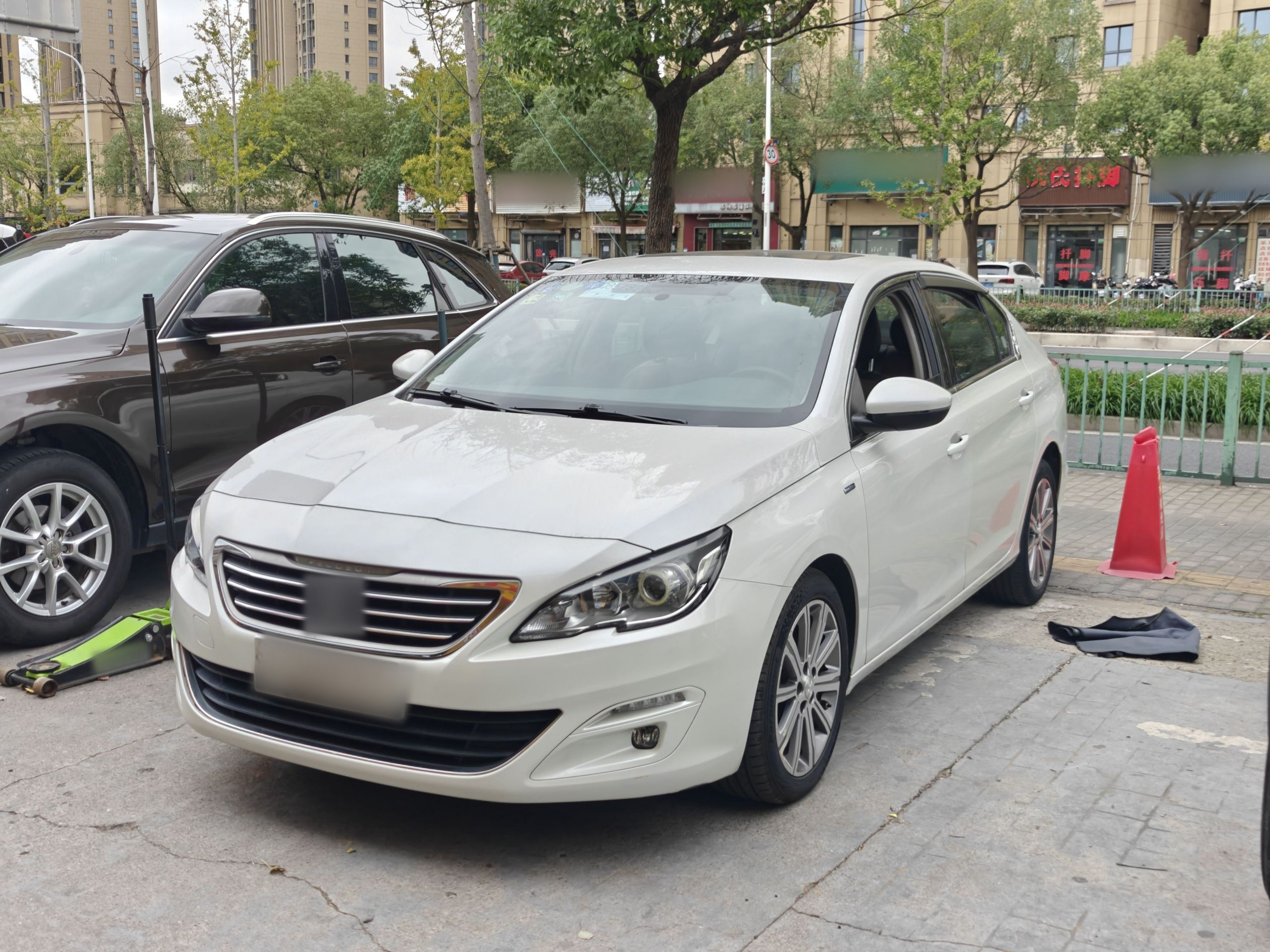 تحت مقدمة السيارة