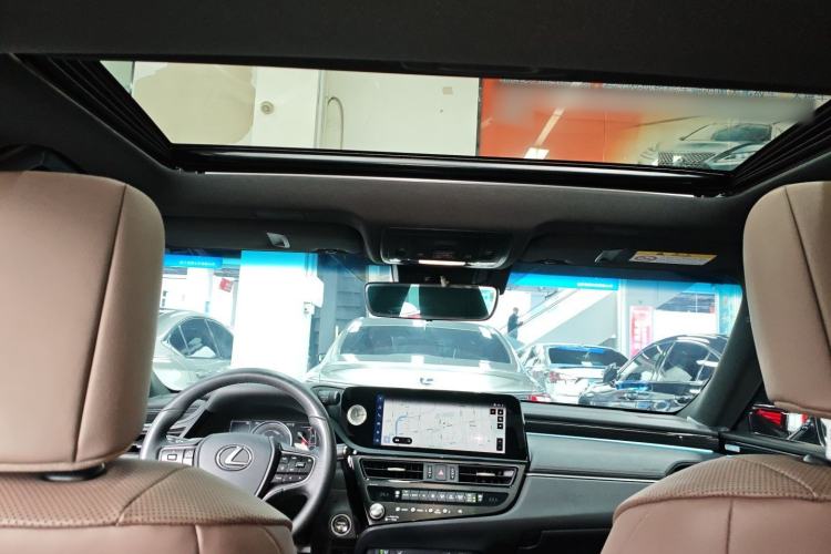 Used Lexus ES 2022 300h Deluxe Edition
