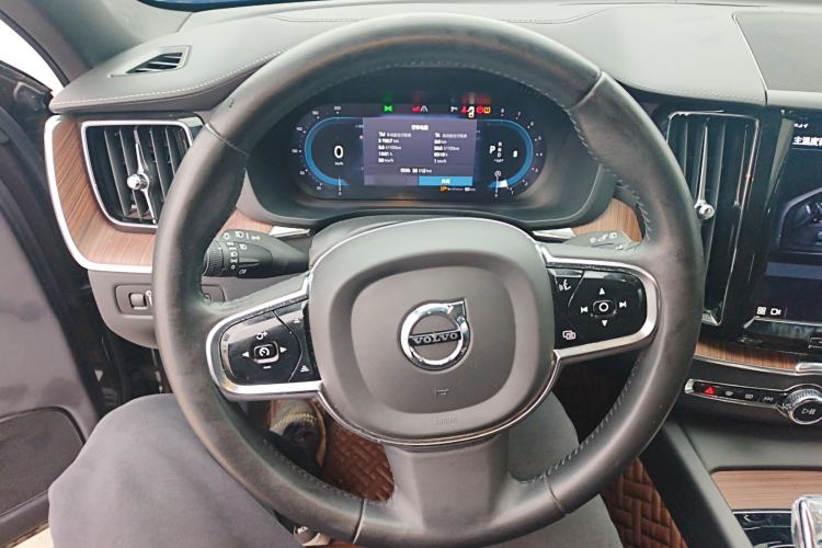 Used Volvo XC60 2022 B5 4x4 Smart Luxury Edition
