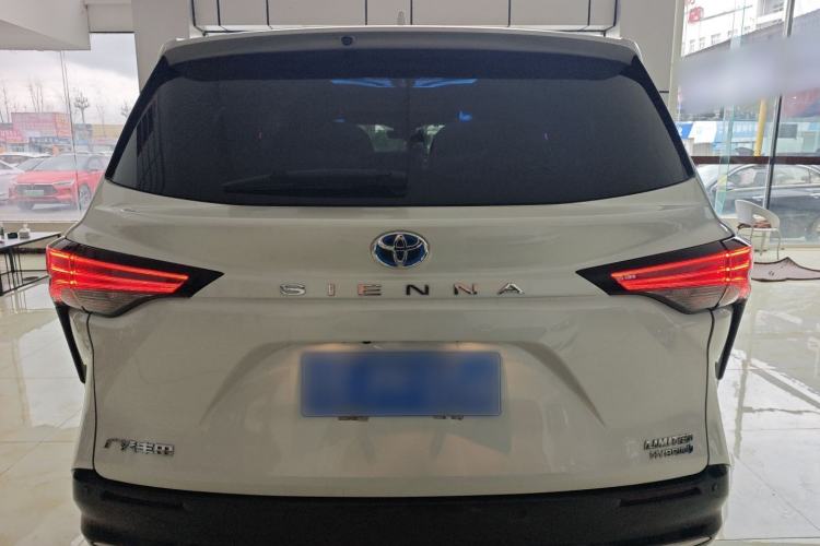 Used Toyota Sienna 2023 2.5L Hybrid Deluxe Edition
