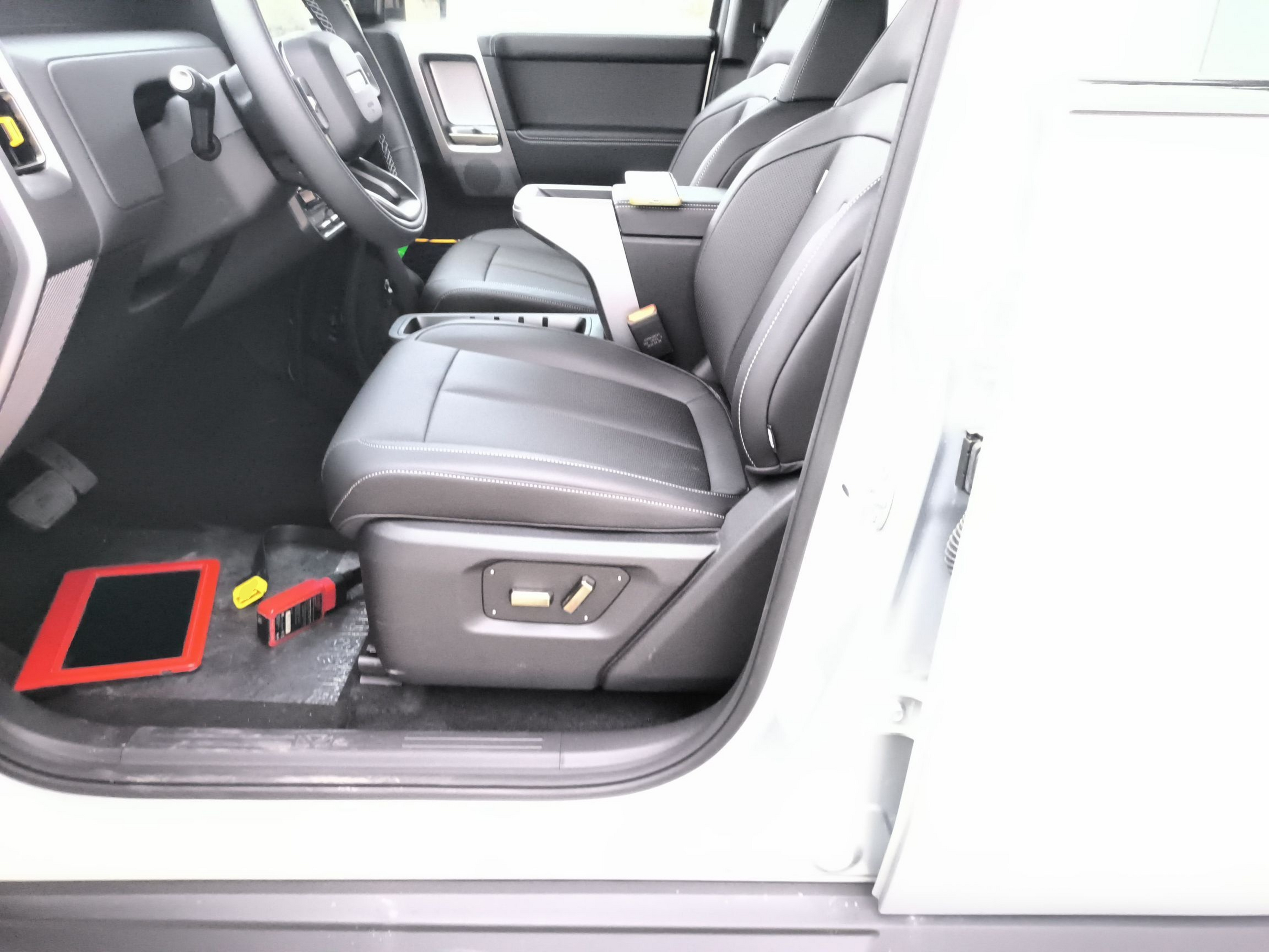 المقاعد الأمامية داخل السيارة