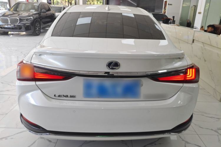 Used Lexus ES 2020 300h Deluxe Edition
