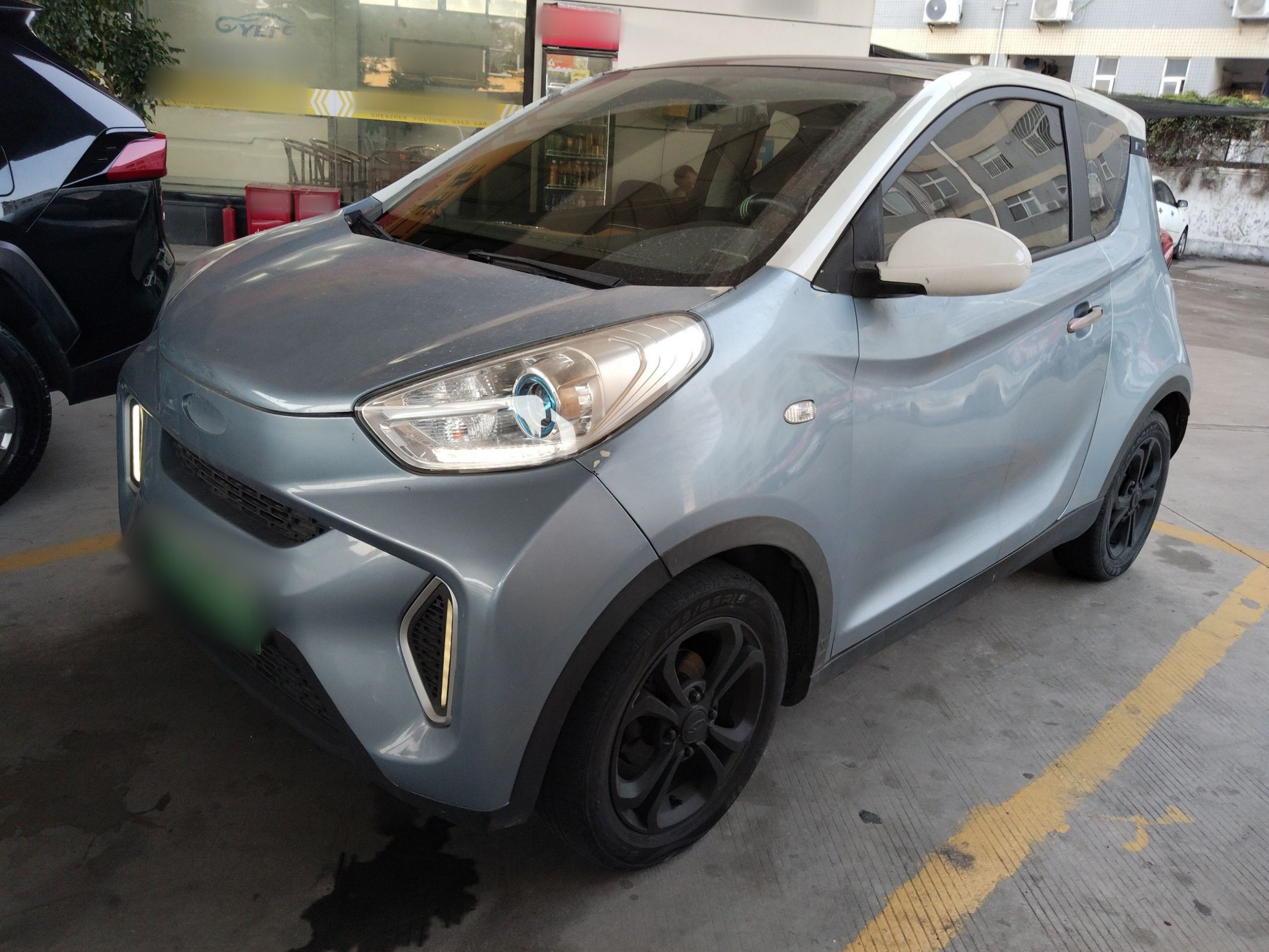 Под передней частью автомобиля