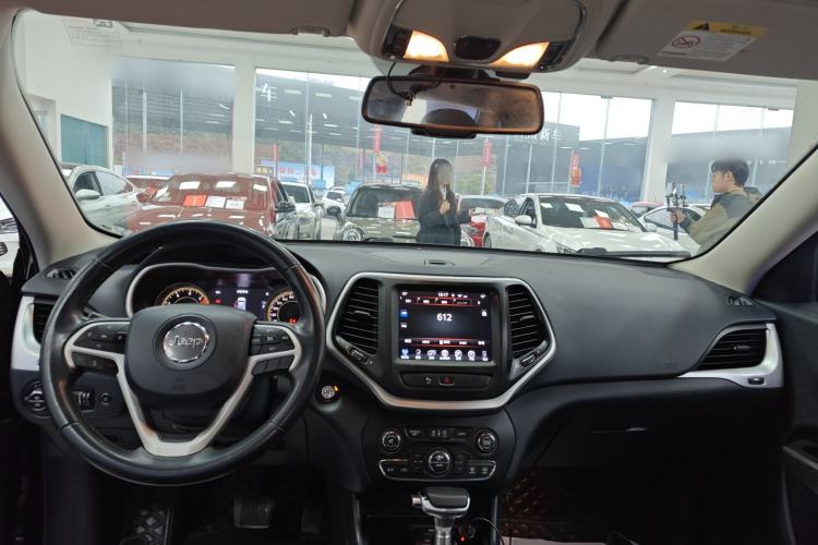 Used  Cherokee 2020 2.0L Two-Wheel Drive Classic Sports Edition