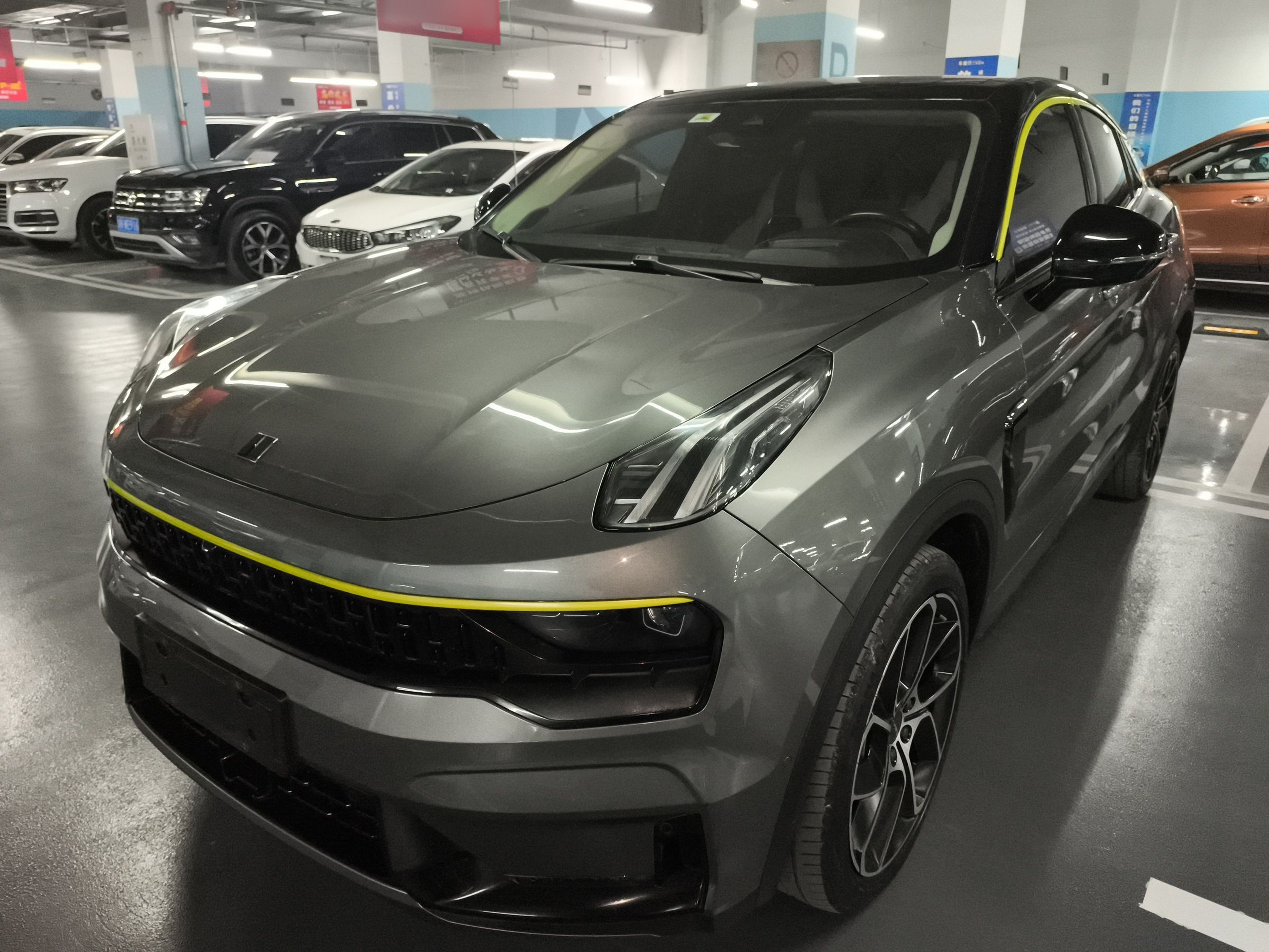 Под передней частью автомобиля