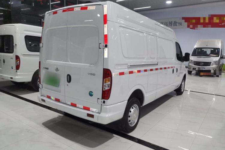 Used SAIC MAXUS Xintu V80 2025 Value Edition City Distribution King 2.0T Manual Long Wheelbase Mid-Roof 127 Ps 3 Seats
