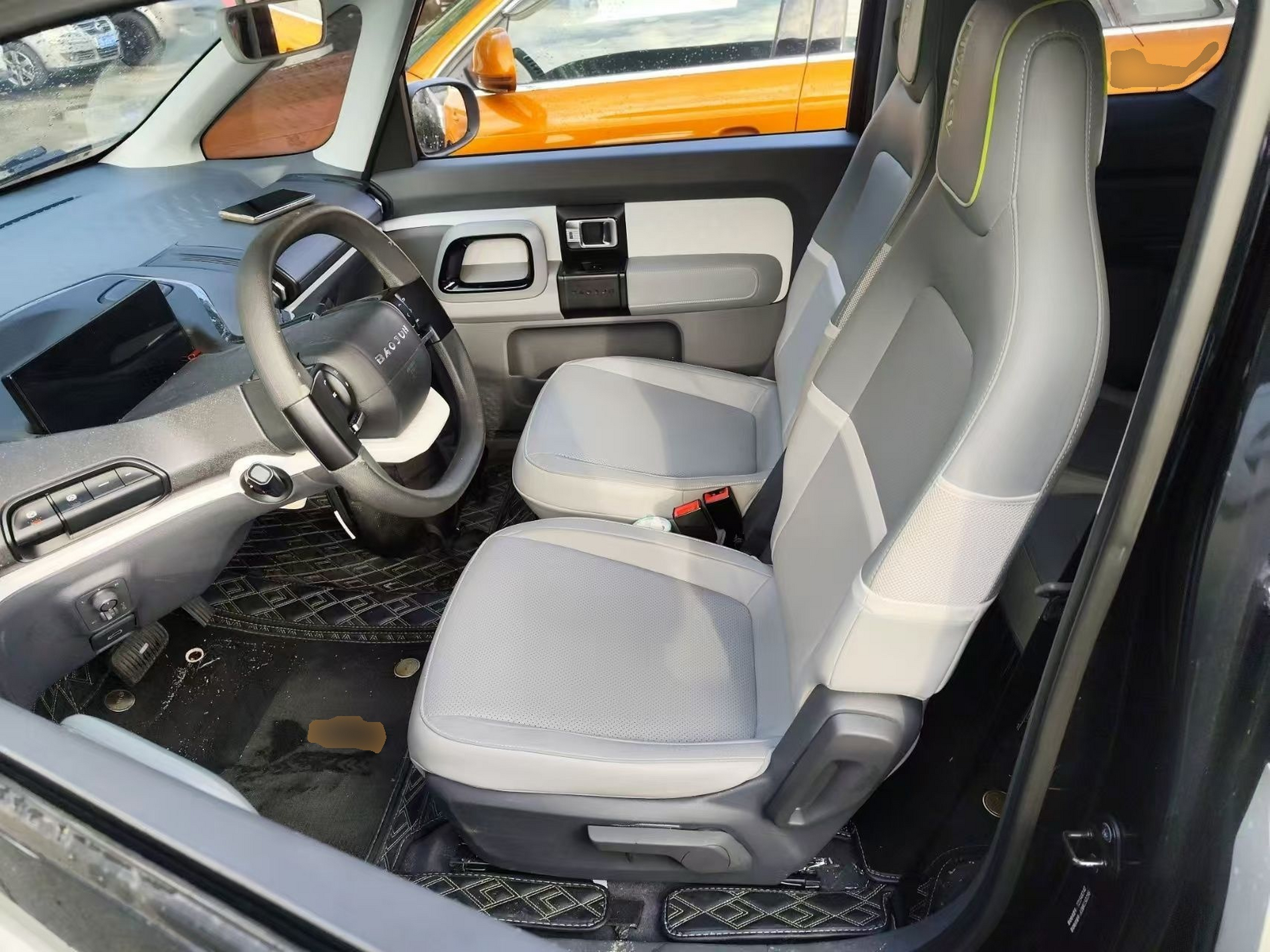 Переднее сиденье в автомобиле