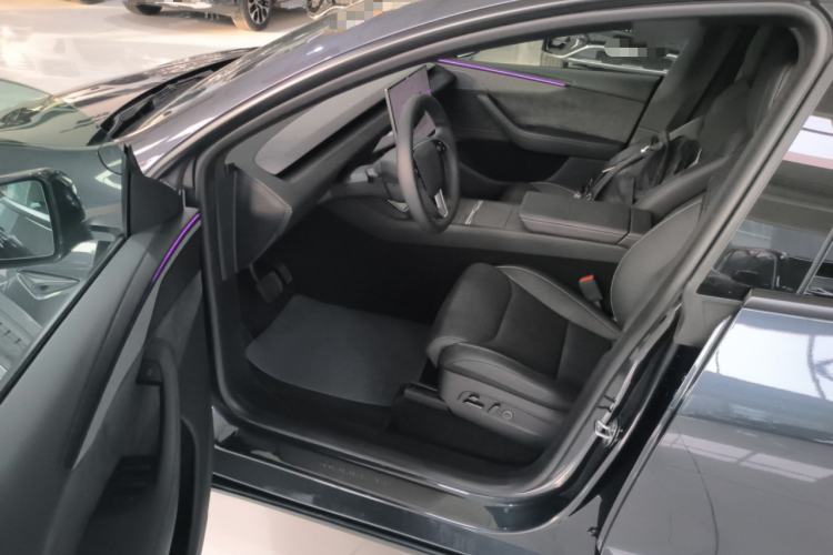 Used Tesla Model Y L 2025 Long-Range All-Wheel-Drive Version
