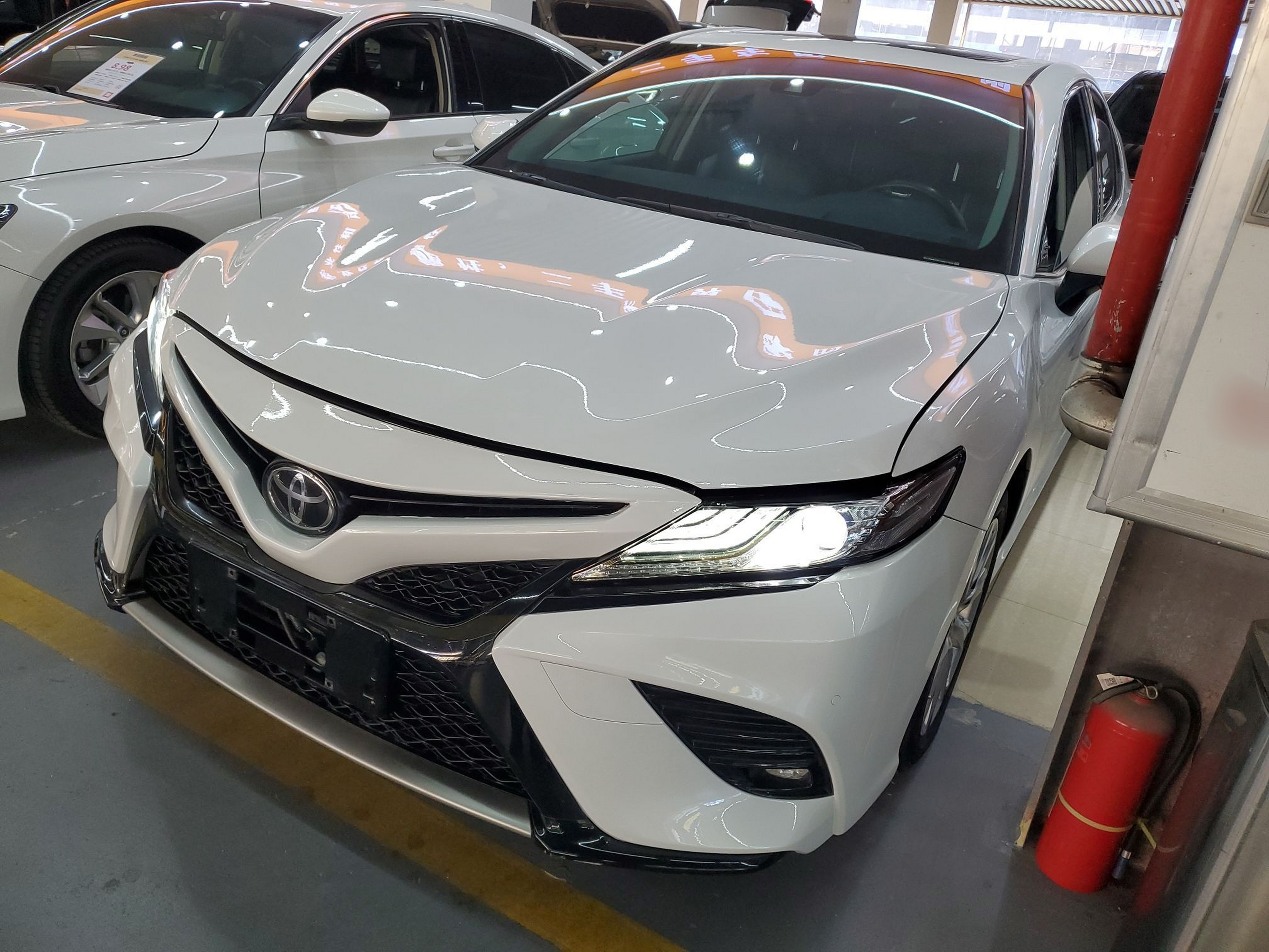 تحت مقدمة السيارة