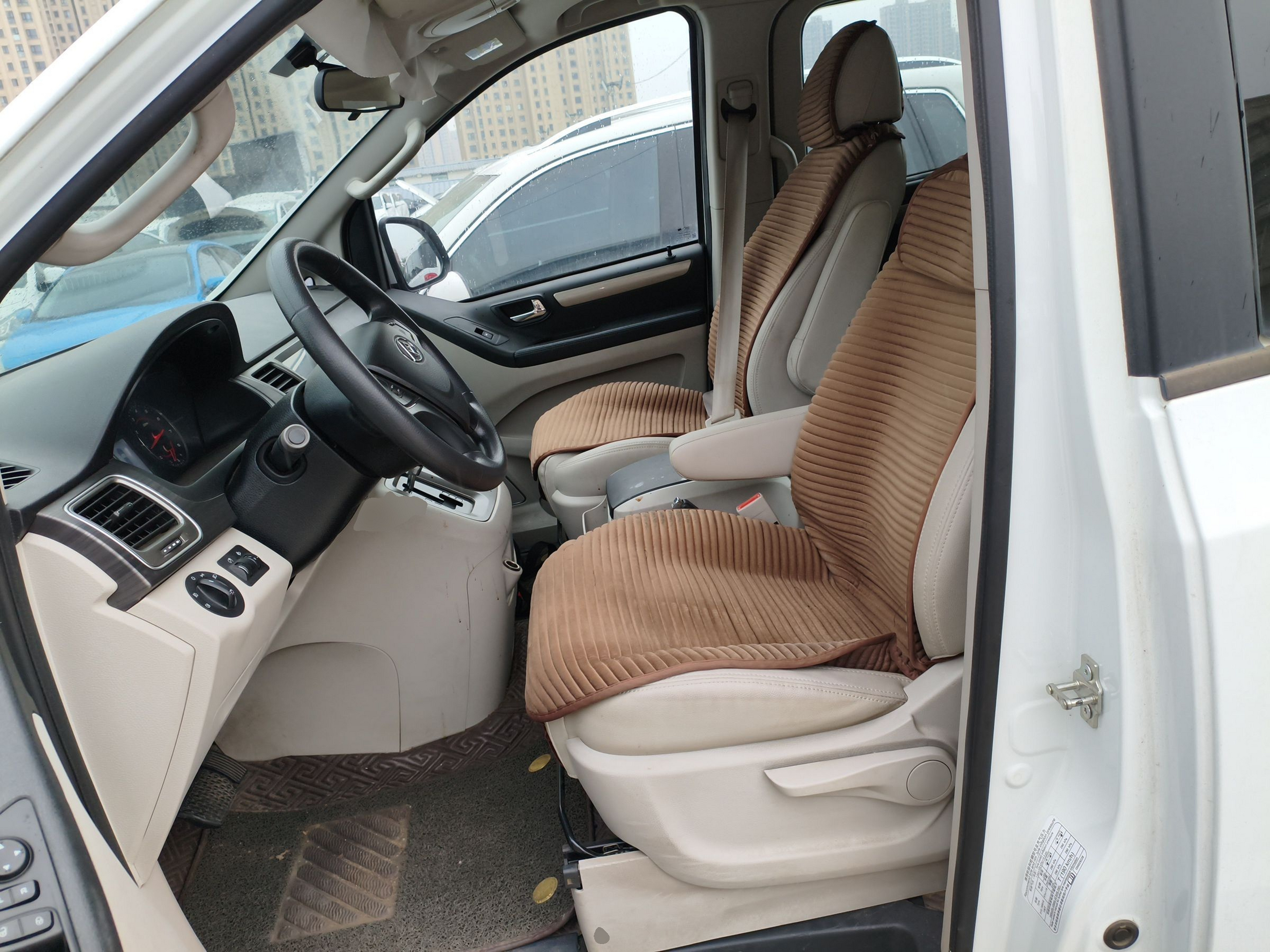 Переднее сиденье в автомобиле